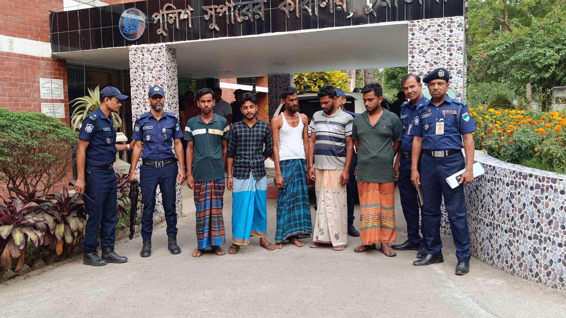 চুয়াডাঙ্গায় কিশোরীকে গণধর্ষণের অভিযোগে নারীসহ গ্রেফতার ৬