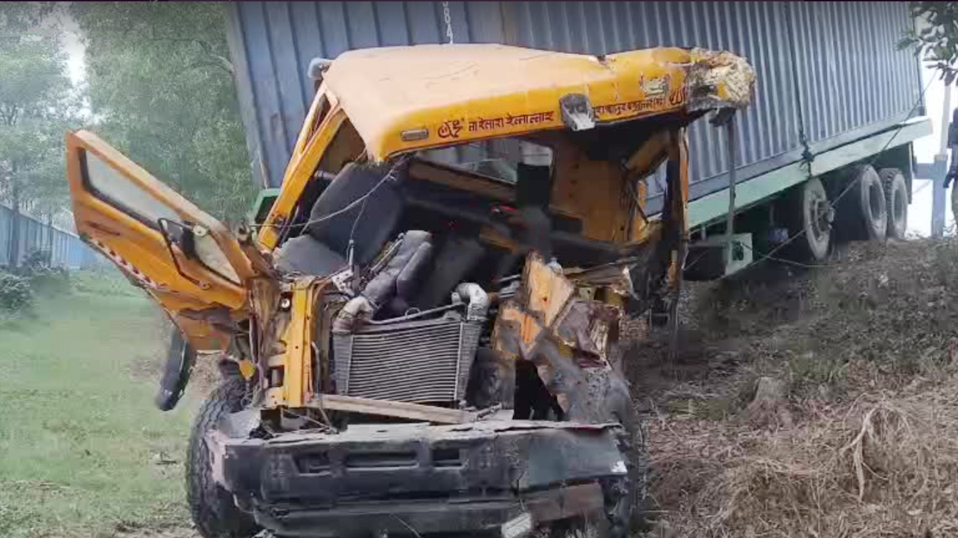 ঘন কুয়াশায় লরির পেছনে আরেক লরির ধাক্কা, নিহত ২