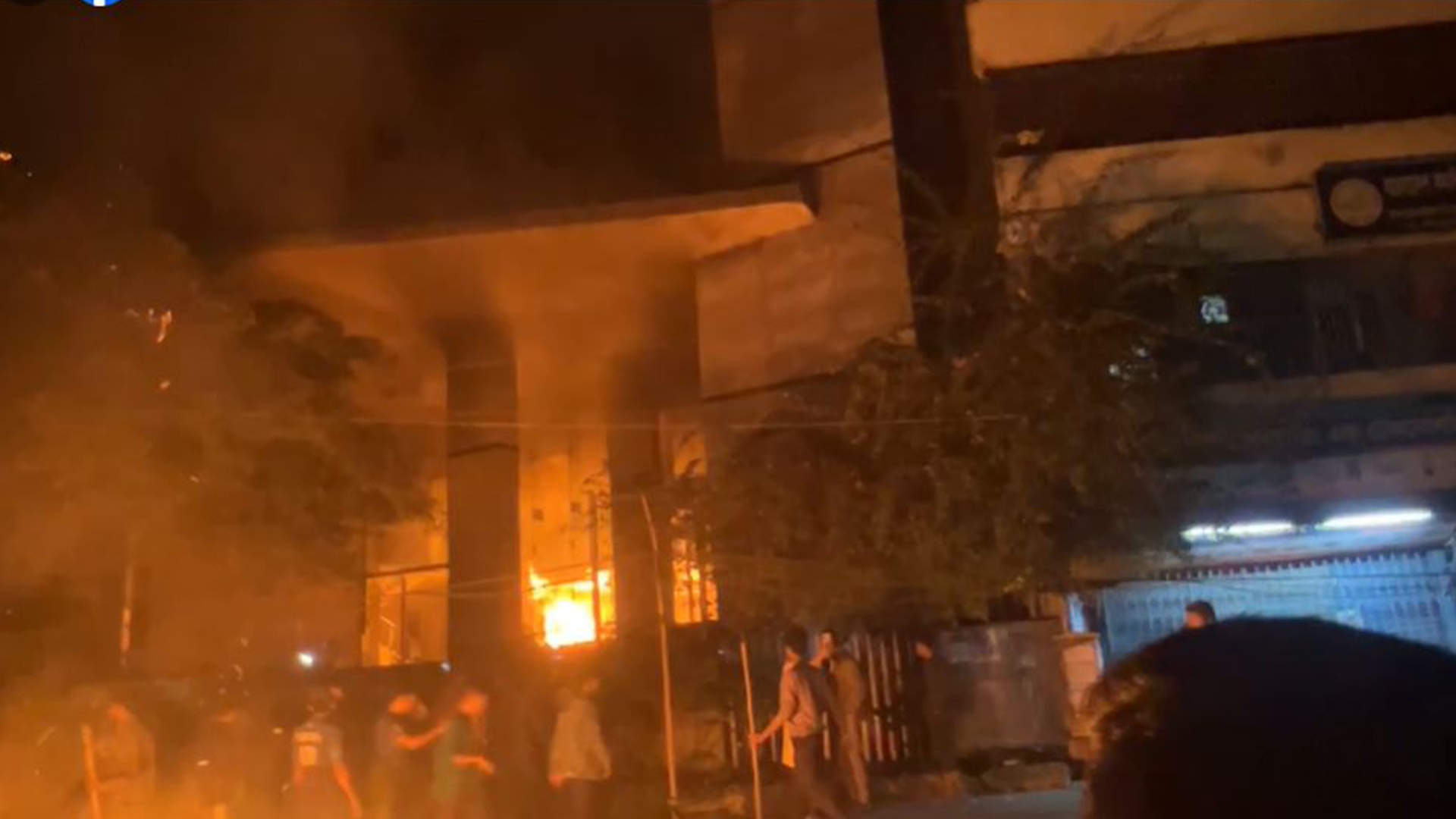 প্রথম আলো ও ডেইলি স্টারে হামলা-ভাঙচুর-আগুন