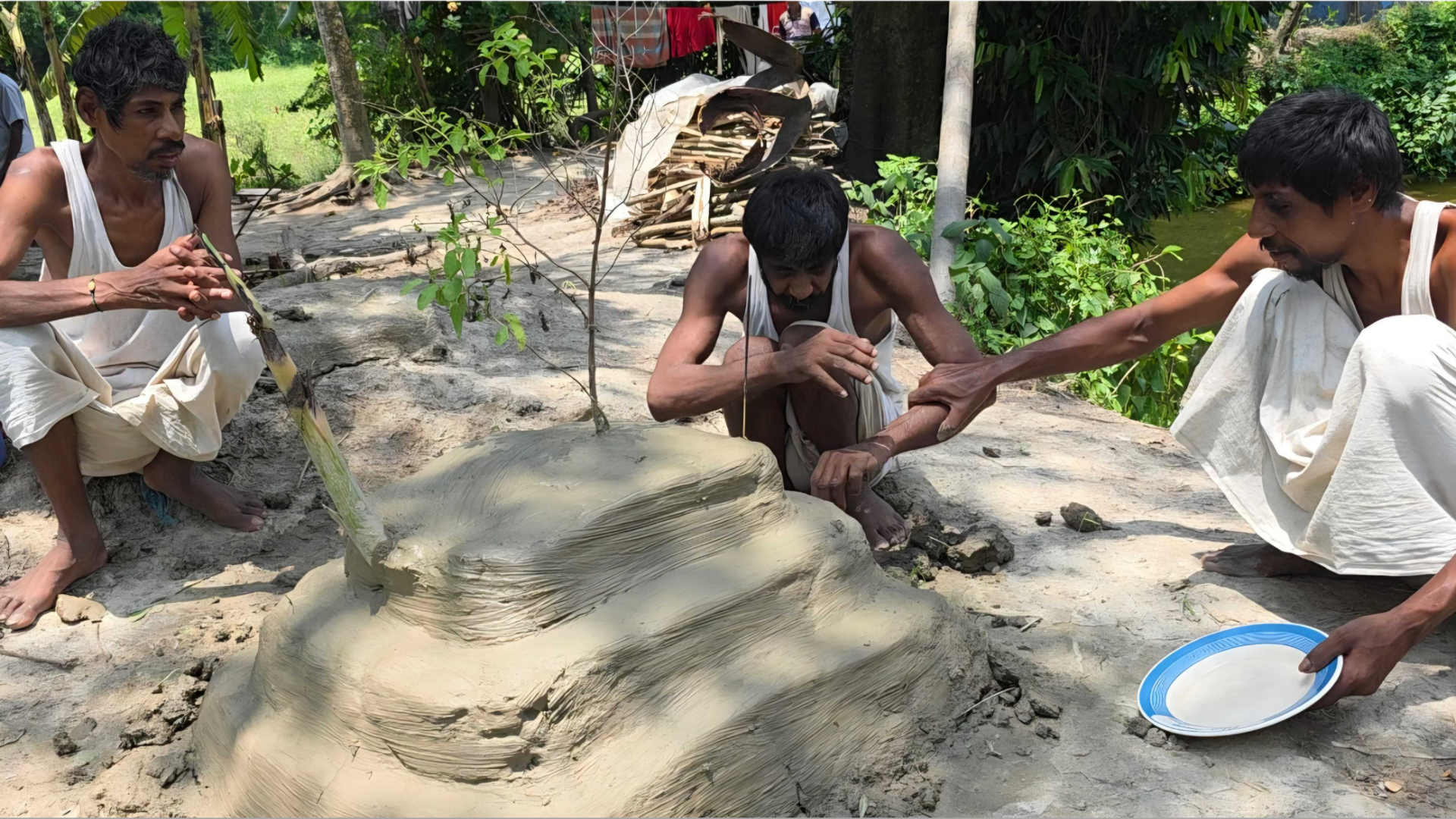 ক্ষুধা লাগলে মায়ের কবরে ছুটে যান তিন ভাই
