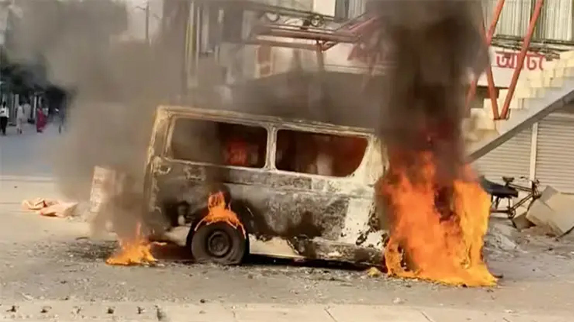 উত্তরায় মাইক্রোবাসে আগুন