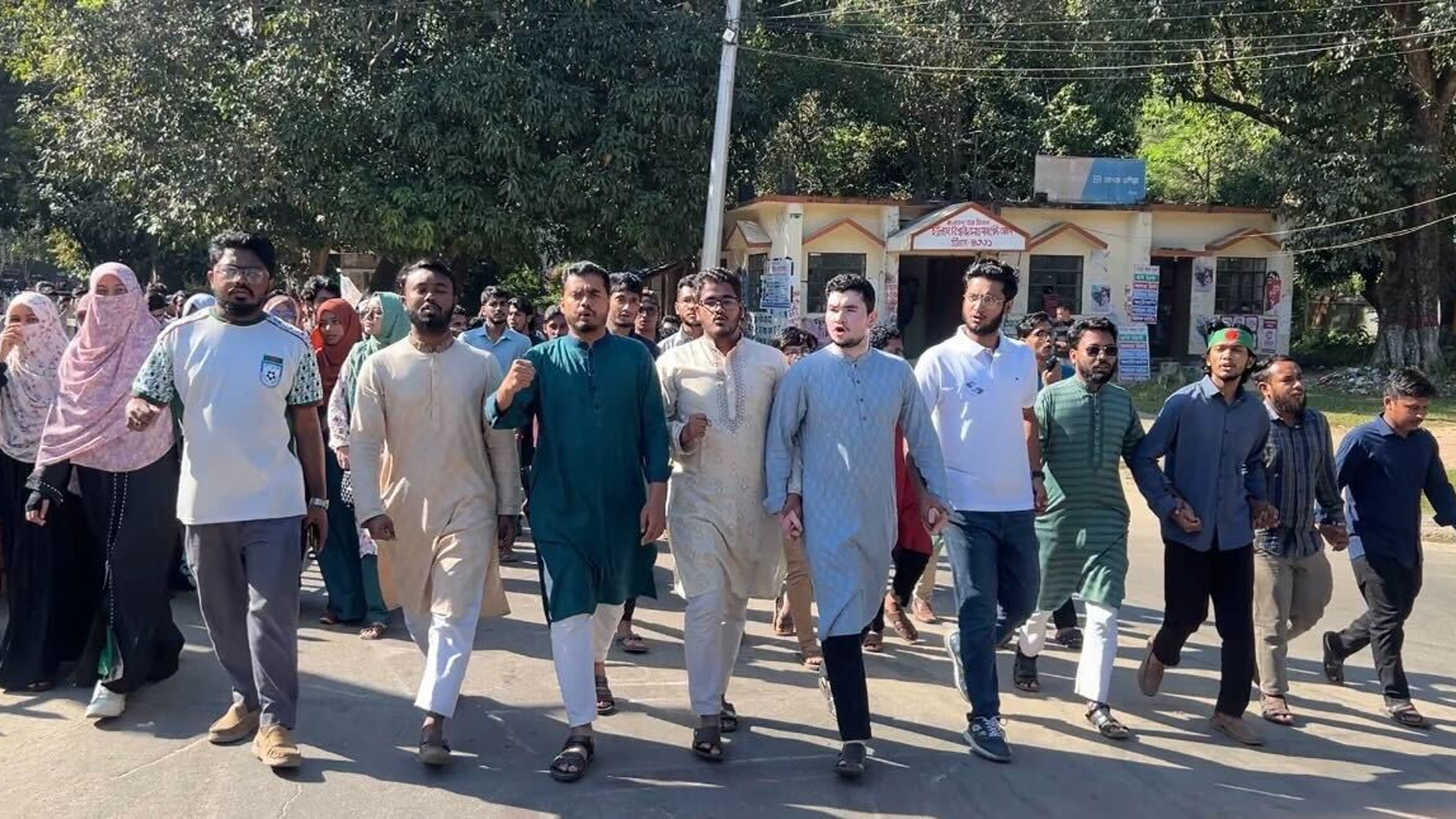 আওয়ামী লীগের গণহত্যার বিচারের দাবিতে রাস্তায় নামল চাকসু