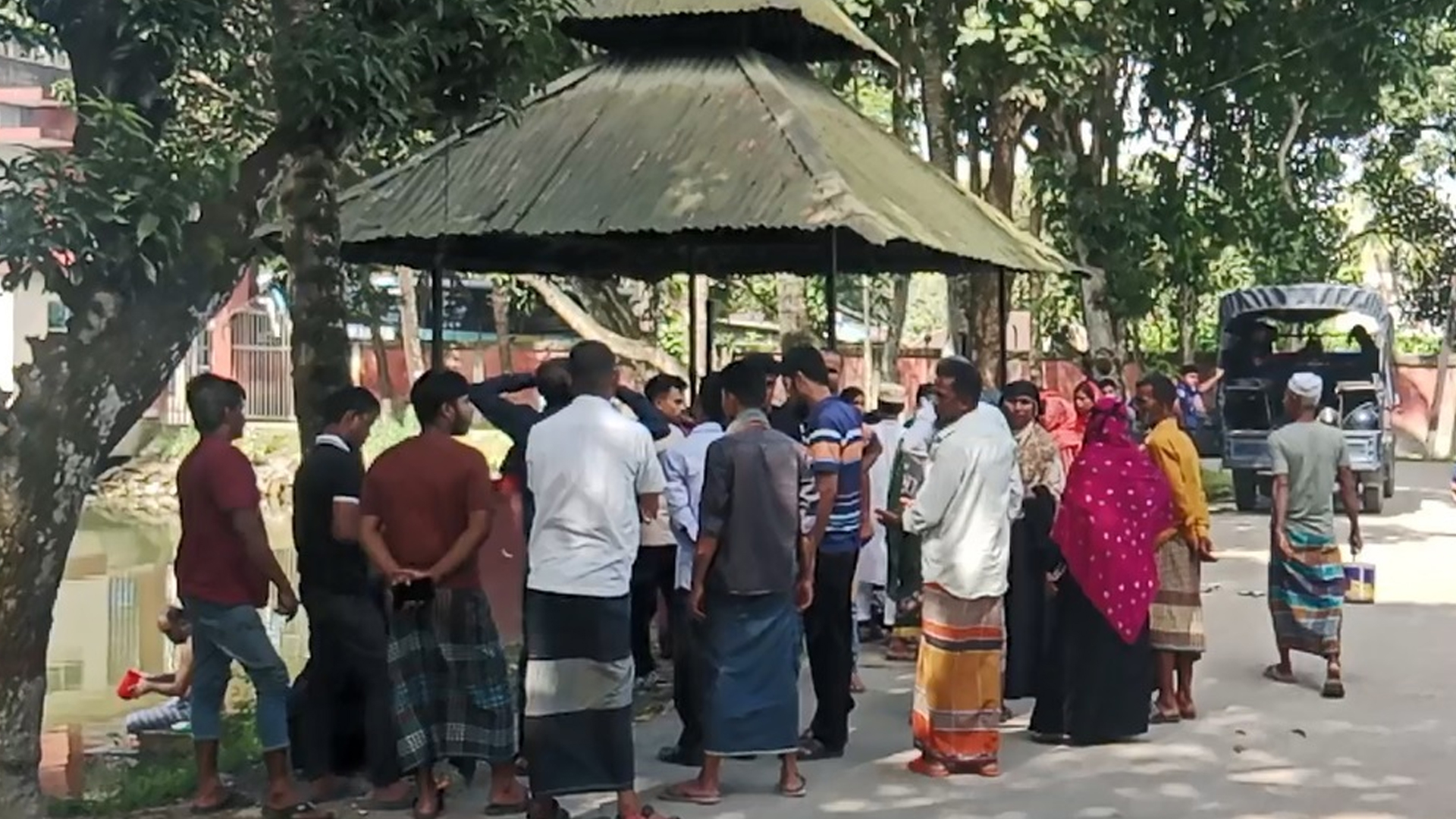 ঘরের চালায় ঢিল, চিৎকার করায় প্রবাসীর স্ত্রীকে কুপিয়ে হত্যা