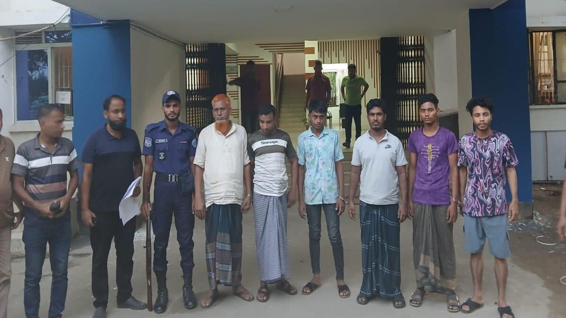 রোববার (৭ সেপ্টেম্বর) অভিযান চালিয়ে যাত্রীবেশে অটোরিকশা ছিনতাই চক্রের ছয় সদস্যকে গ্রেফতার করে ফেনী জেলা গোয়েন্দা পুলিশ।