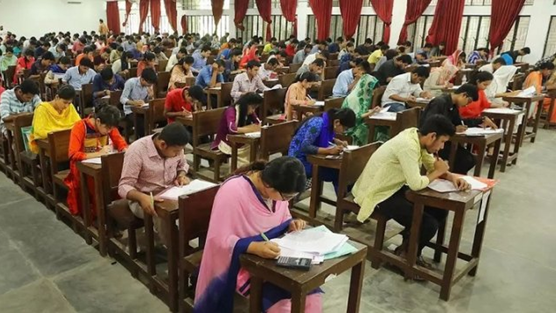 প্রশ্নফাঁসের গুঞ্জন এড়িয়ে প্রাথমিকের সহকারী শিক্ষক নিয়োগ পরীক্ষা অনুষ্ঠিত