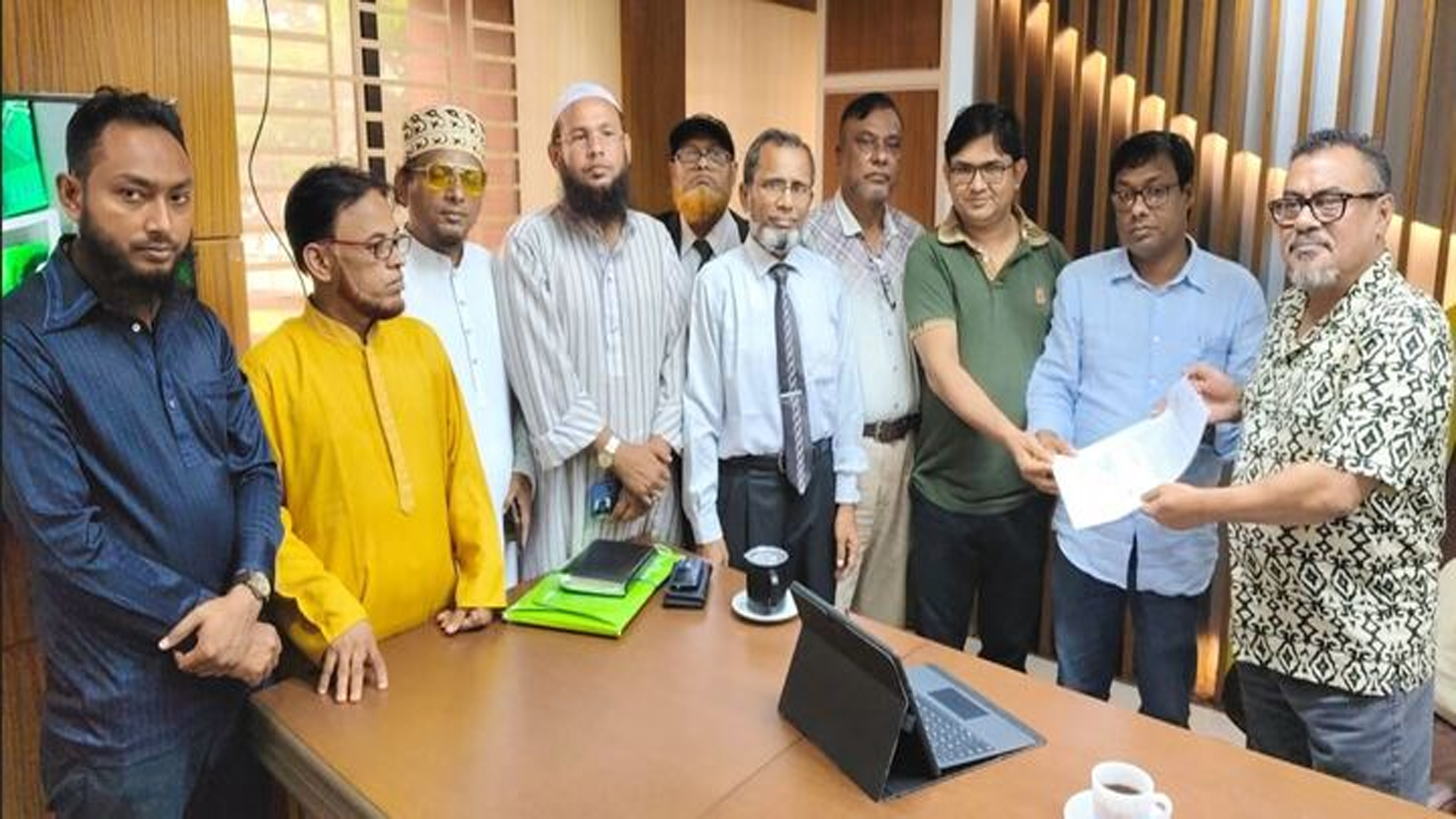 খুলনা-সাতক্ষীরা মহাসড়ক সংস্কারের দাবিতে স্মারকলিপি পেশ