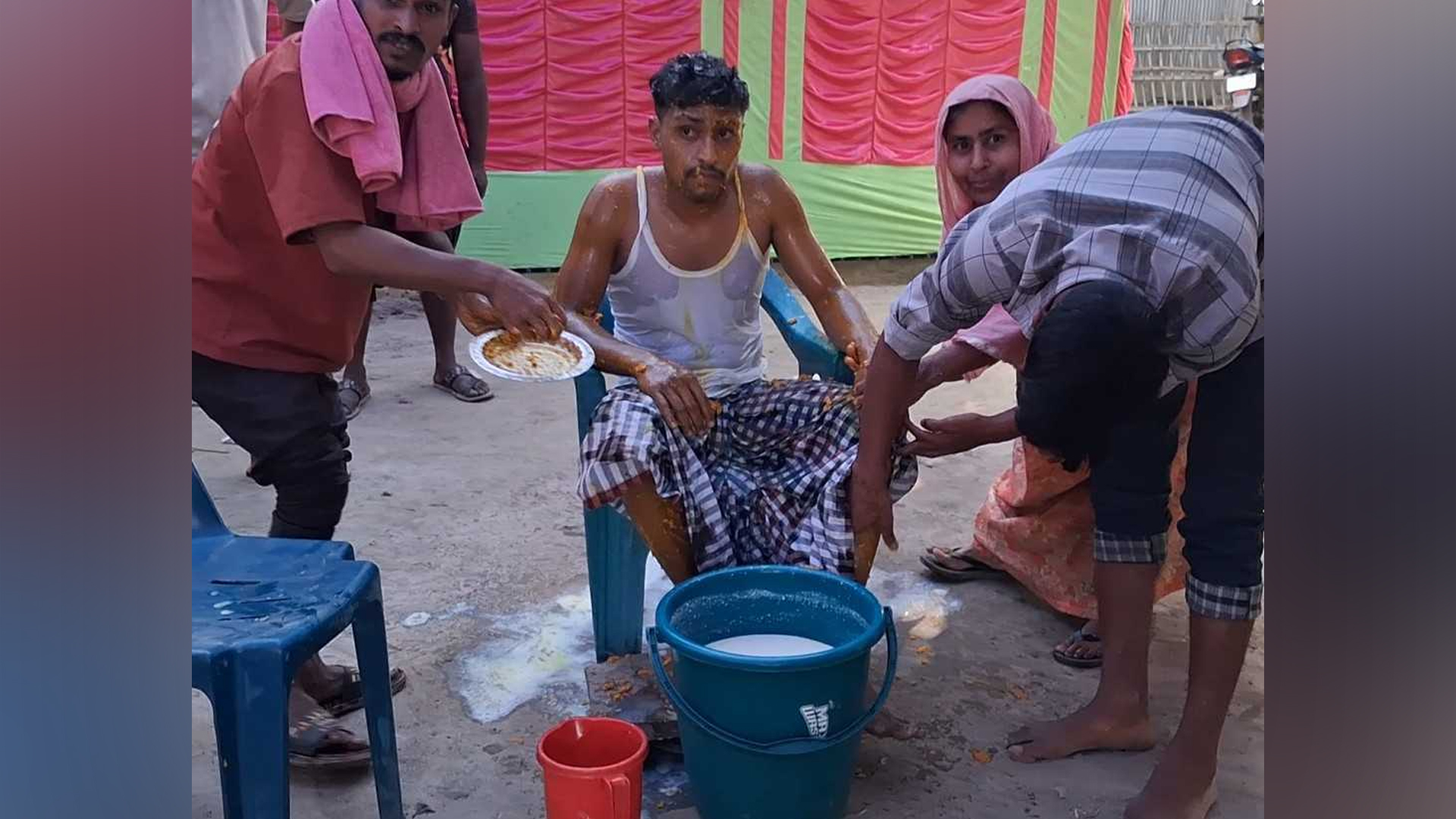 একে একে ছেড়ে গেলেন ৩ স্ত্রী, দুধ দিয়ে গোসল করে ‘ব্যাচেলর’ থাকার ঘোষণা আনোয়ারের!