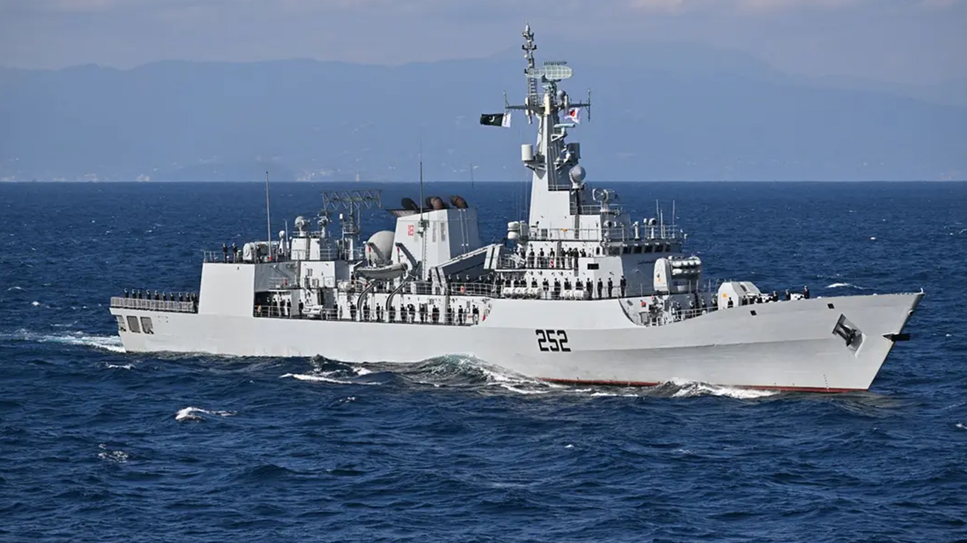 আরব সাগর থেকে বাংলাদেশিসহ ১৮ নাবিক উদ্ধার পাকিস্তানের নৌবাহিনীর