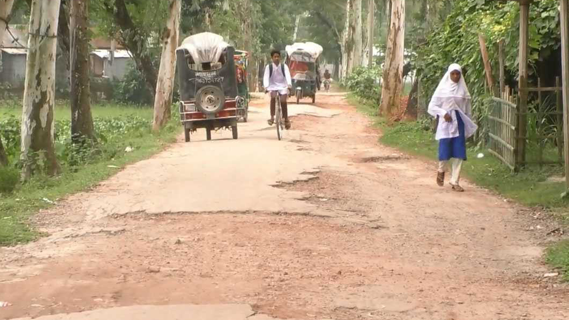 কুড়িগ্রামের নাগেশ্বরীতে সড়কের বেহাল দশা, আশ্বাসেই আটকে মেরামত