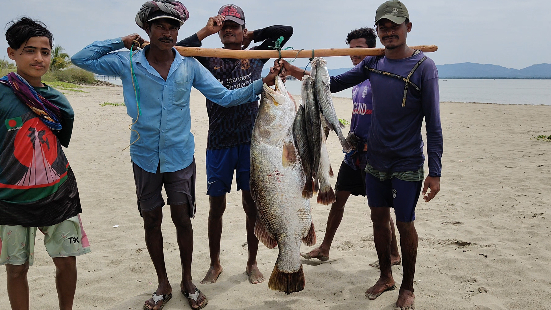 নাফ নদীতে জালে ধরা পড়ল ৩৫ কেজি কোরাল, ৪২ হাজারে বিক্রি