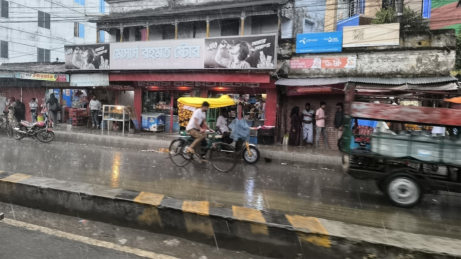 খুলনায় আর্দ্র বায়ু ও ঘূর্ণিঝড়ের প্রভাবে টানা বৃষ্টি