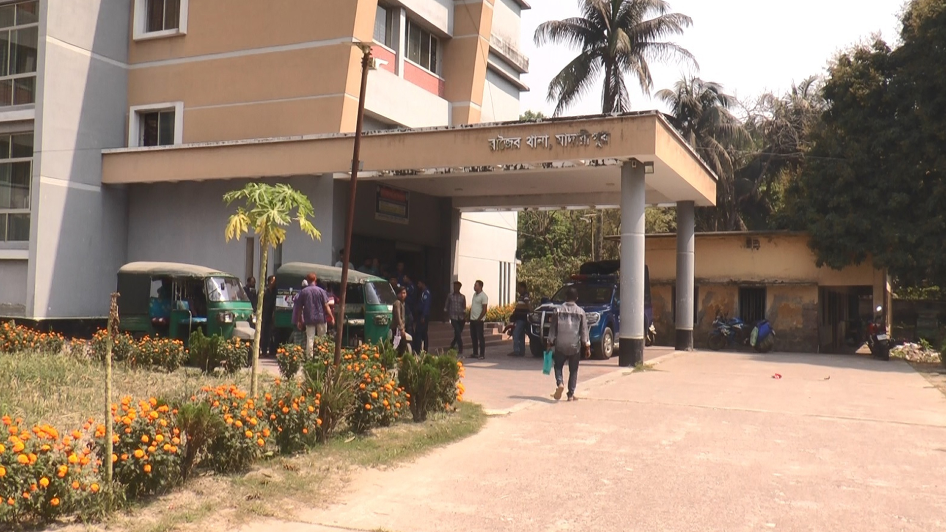 মাদারীপুরে মোটরসাইকেল-নসিমন সংঘর্ষে প্রাণ গেল দুই বন্ধুর