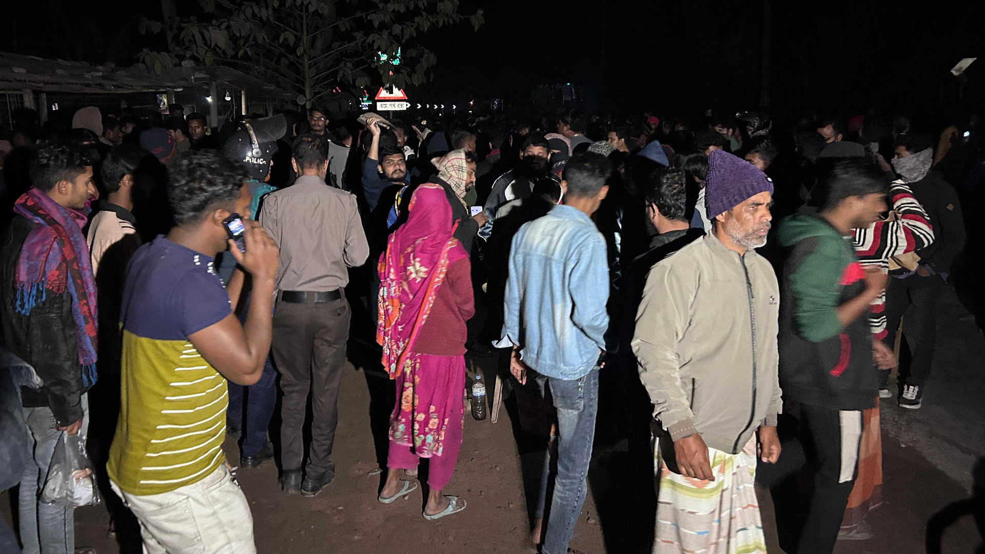 রাজশাহীতে সড়ক দুর্ঘটনায় বিশ্ববিদ্যালয় শিক্ষার্থীসহ নিহত ৩, মহাসড়ক অবরোধ