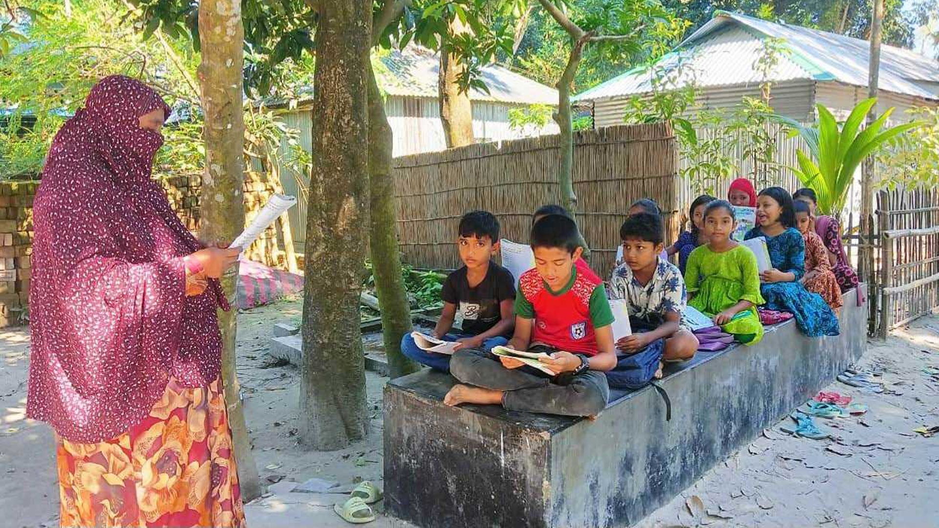 কুড়িগ্রাম স্কুলে যাওয়ার পথ বন্ধ, উপায় না পেয়ে গাছতলায় পাঠদান