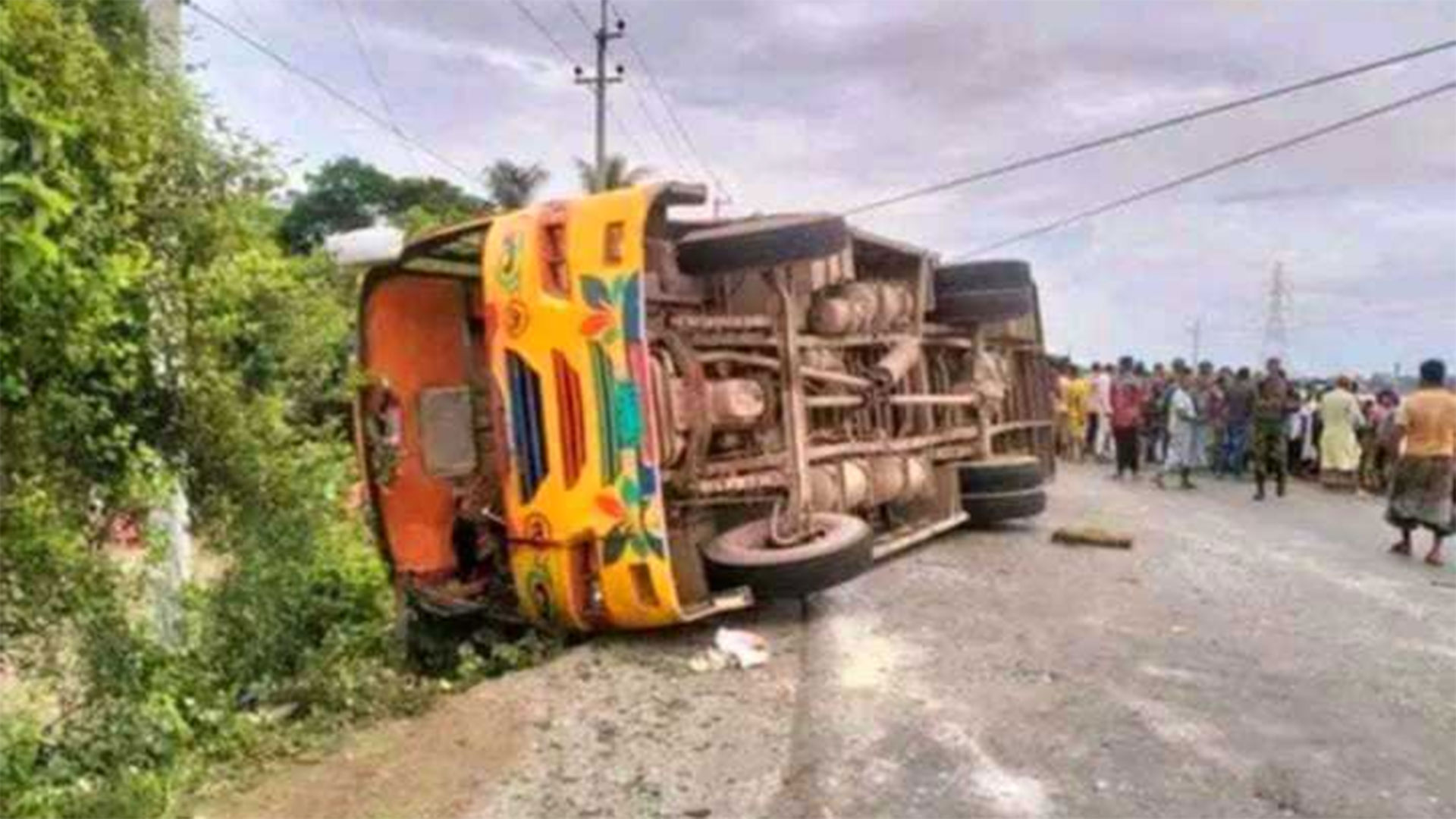 ঢাকা-সিলেট মহাসড়কে বাস উল্টে ...