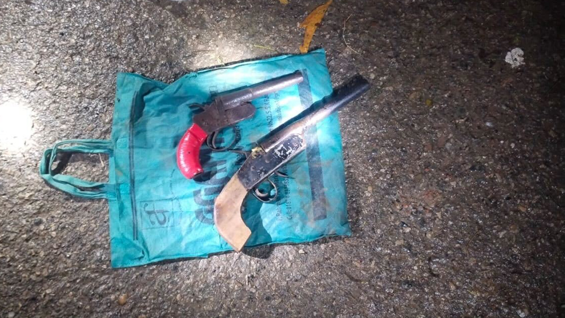 কবরস্থান থেকে উদ্ধার আগ্নেয়াস্ত্র!