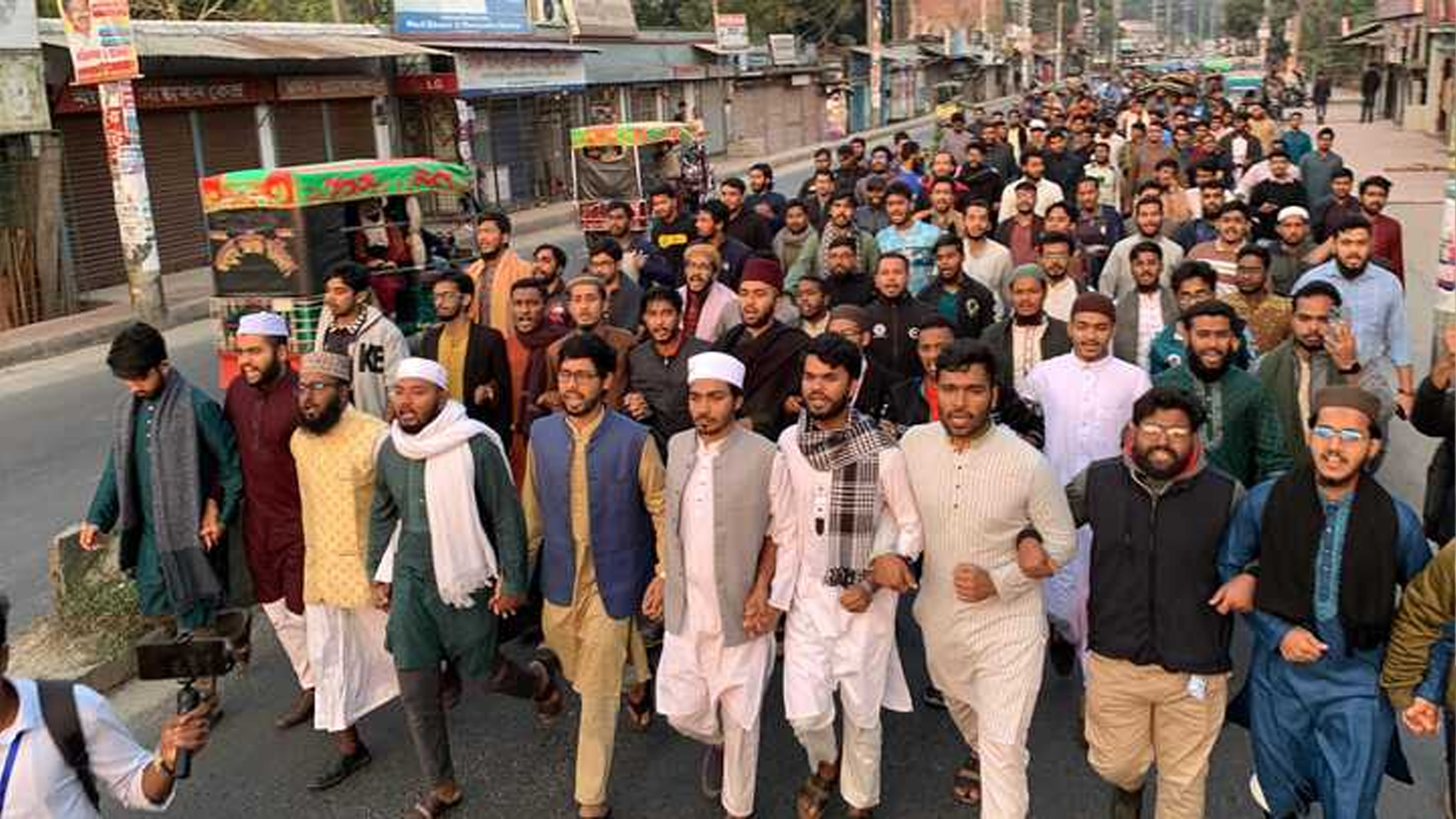 ওসমান হাদিকে গুলির ঘটনায় উত্তাল রাজশাহী বিশ্ববিদ্যালয়