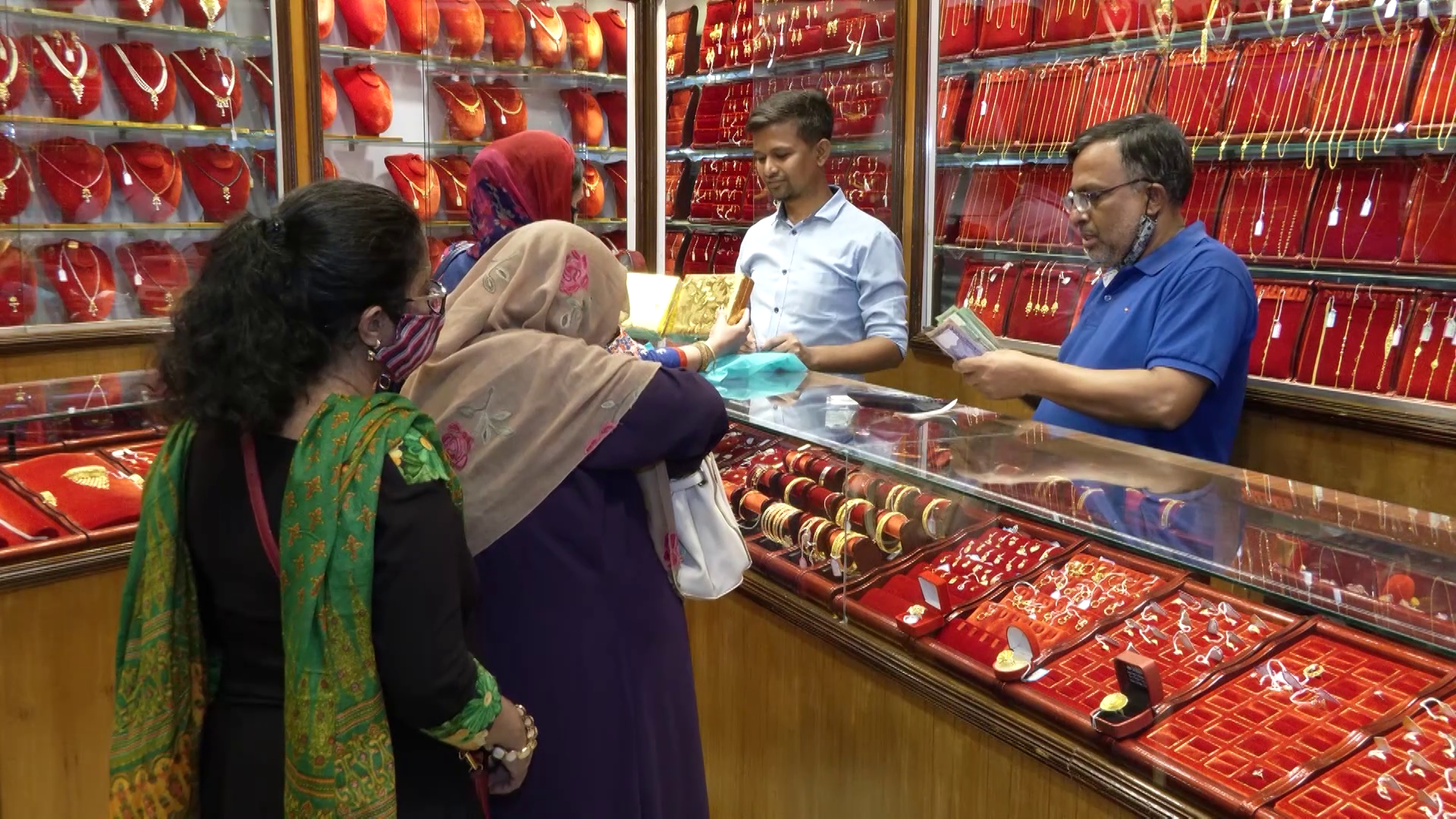 ঈদের আগে আরও কমলো স্বর্ণ-রুপার দাম, শপিংয়ের আগে জেনে নিন নতুন বাজারদর