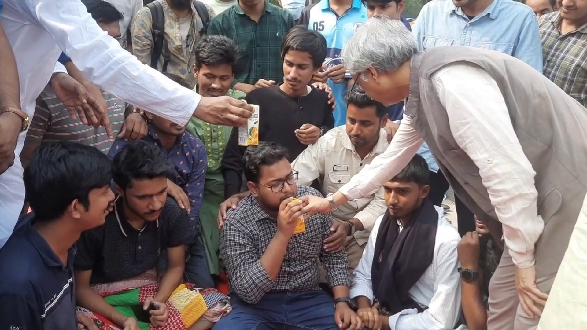 জুস খাইয়ে অনশন ভাঙাচ্ছেন রাজশাহী বিশ্ববিদ্যালয়ের উপাচার্য অধ্যাপক ড. সালেহ হাসান নকীব। ছবি: সময় সংবাদ