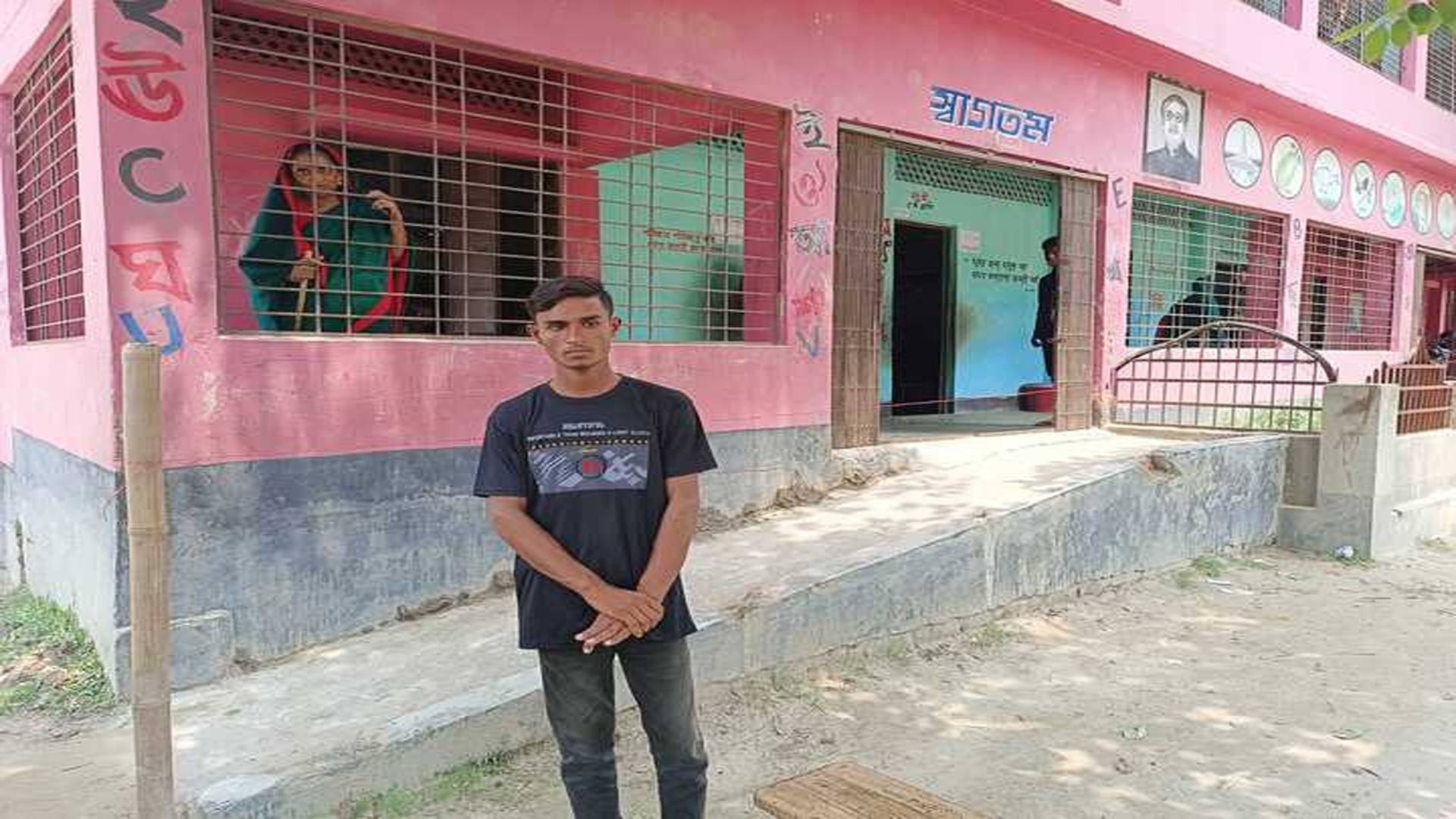 জাল ভোট দেয়ার অভিযোগে শাকিল মিয়া নামে এক কিশোর আটক। ছবি: সময় সংবাদ