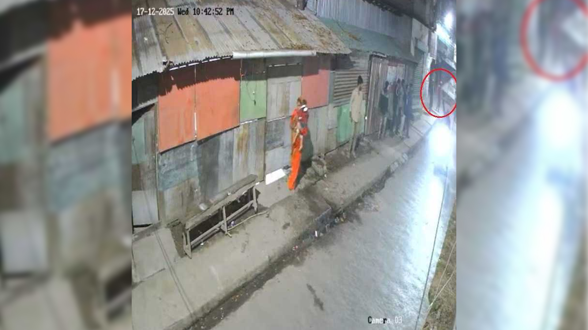 বরিশালে প্রকাশ্যে অস্ত্র উঁচিয়ে ফাঁকা গুলি!