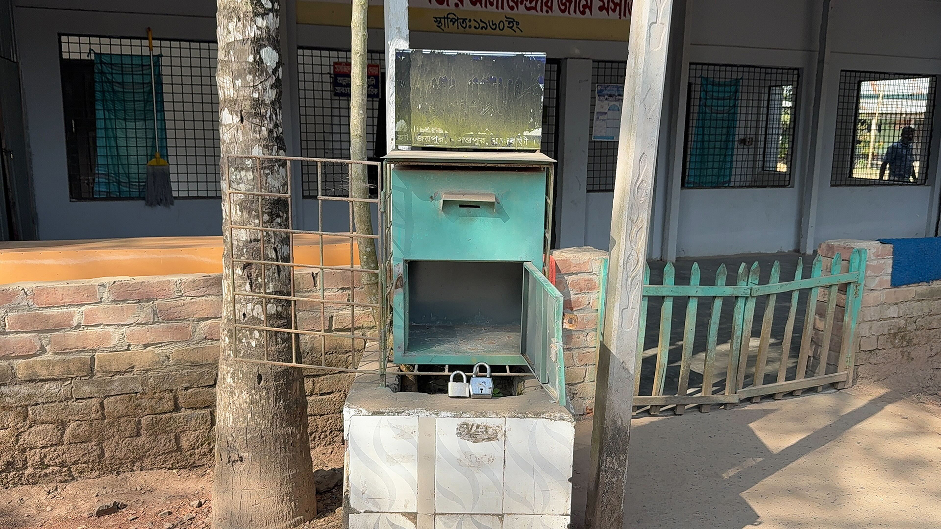 মসজিদের দানবাক্সের তালা কেটে টাকা চুরি!
