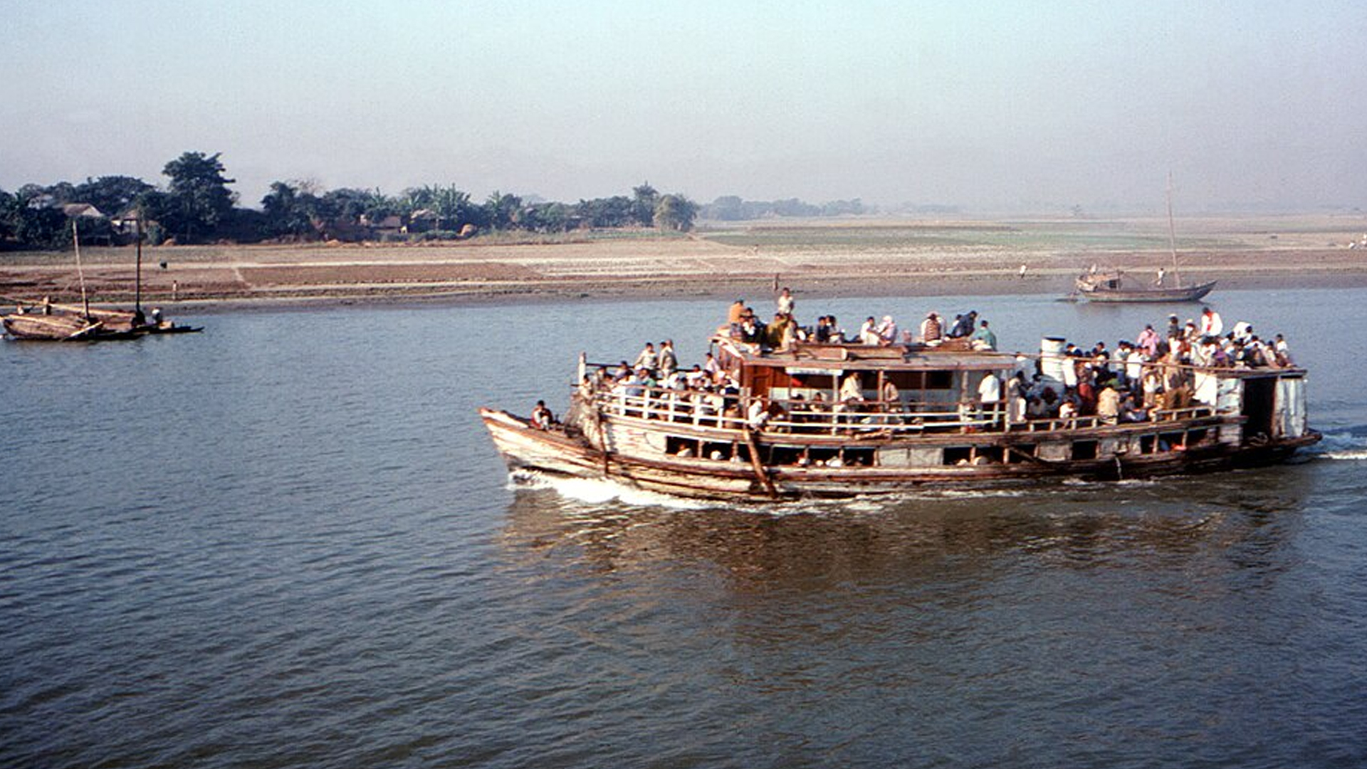 মেঘনায় ফিল্মি স্টাইলে ২ ট্রলারে ডাকাতি