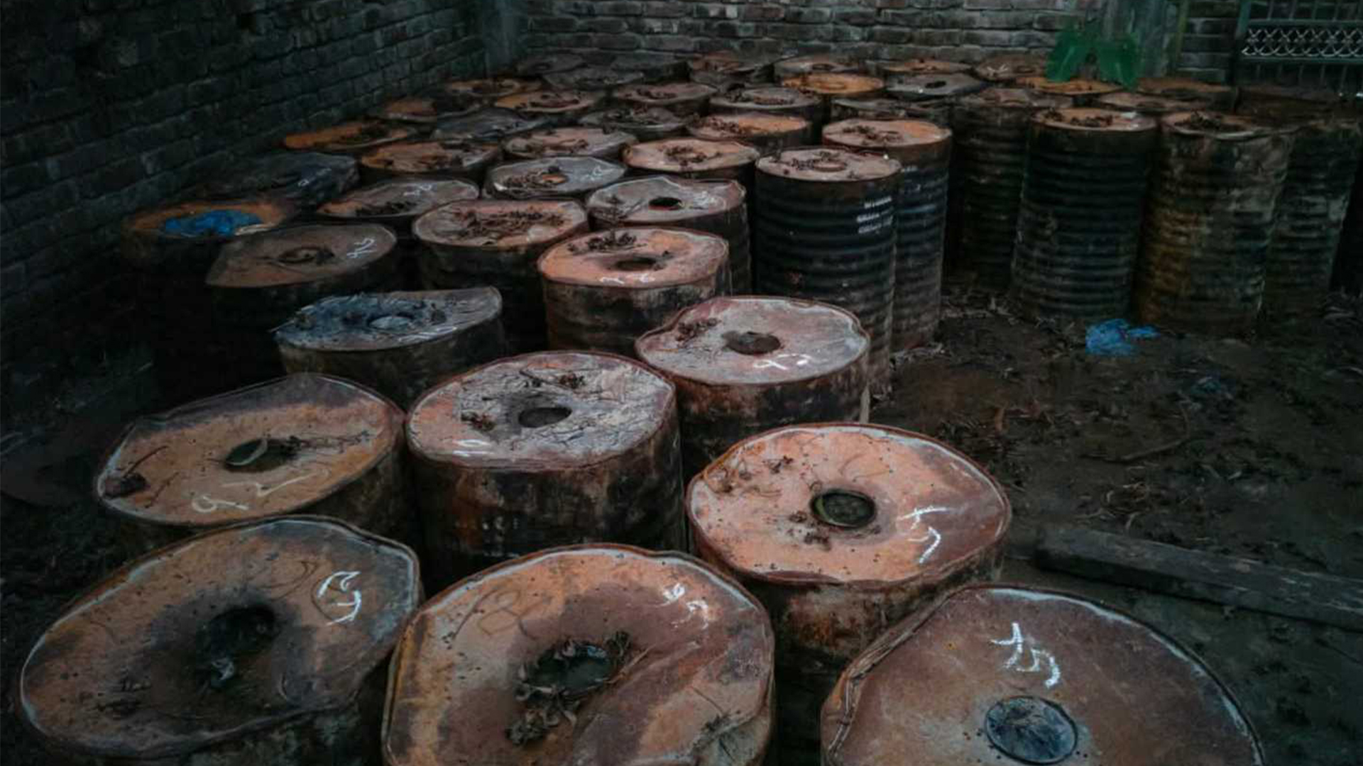 পিরোজপুরে ১১ হাজার ৯০০ লিটার ব্যারেল চোরাই বিটুমিন উদ্ধার