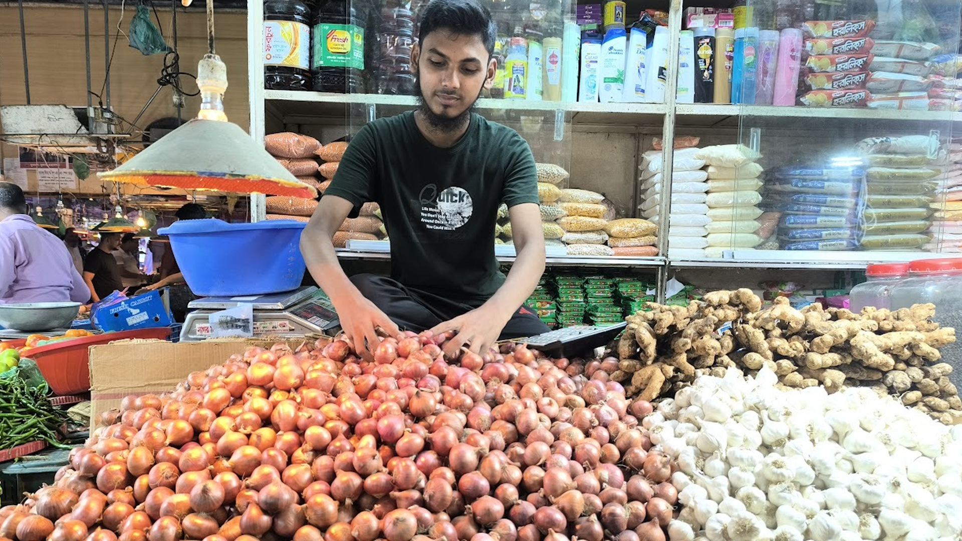 খুলনায় ঝাঁজ বেড়েছে পেঁয়াজের, স্বস্তি নেই সবজি ও মাছ বাজারেও