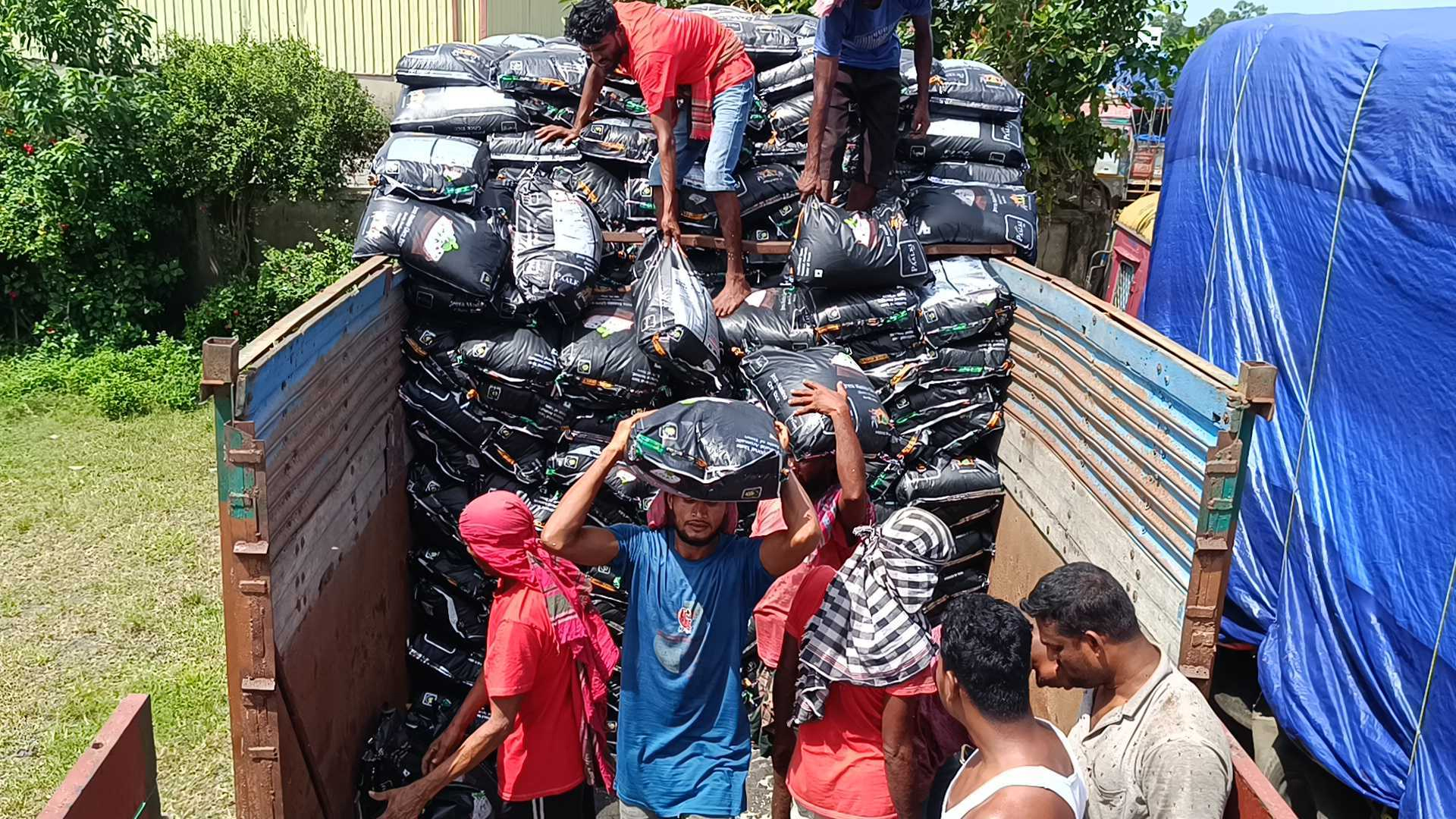 হিলি স্থলবন্দরে আটকে থাকা চাল খালাস শুরু