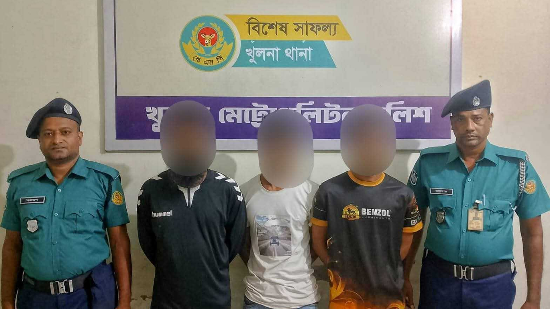 খুলনায় হত্যায় ব্যবহৃত অস্ত্রসহ ৩ আসামি গ্রেফতার