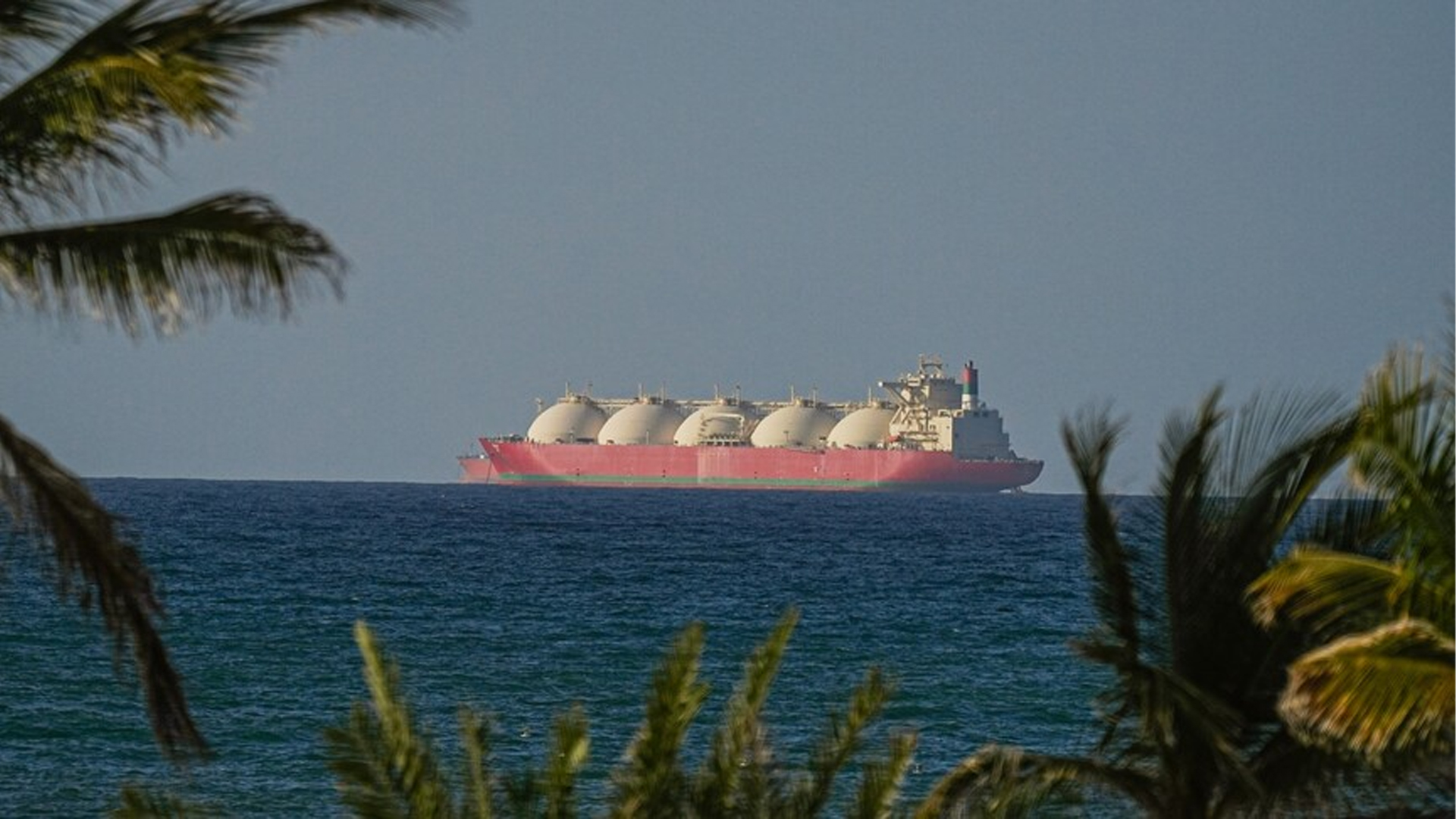 যুক্তরাষ্ট্রের অবরোধের মধ্যে হরমুজ পাড়ি দিলো পাকিস্তানের তেলবাহী ট্যাংকার