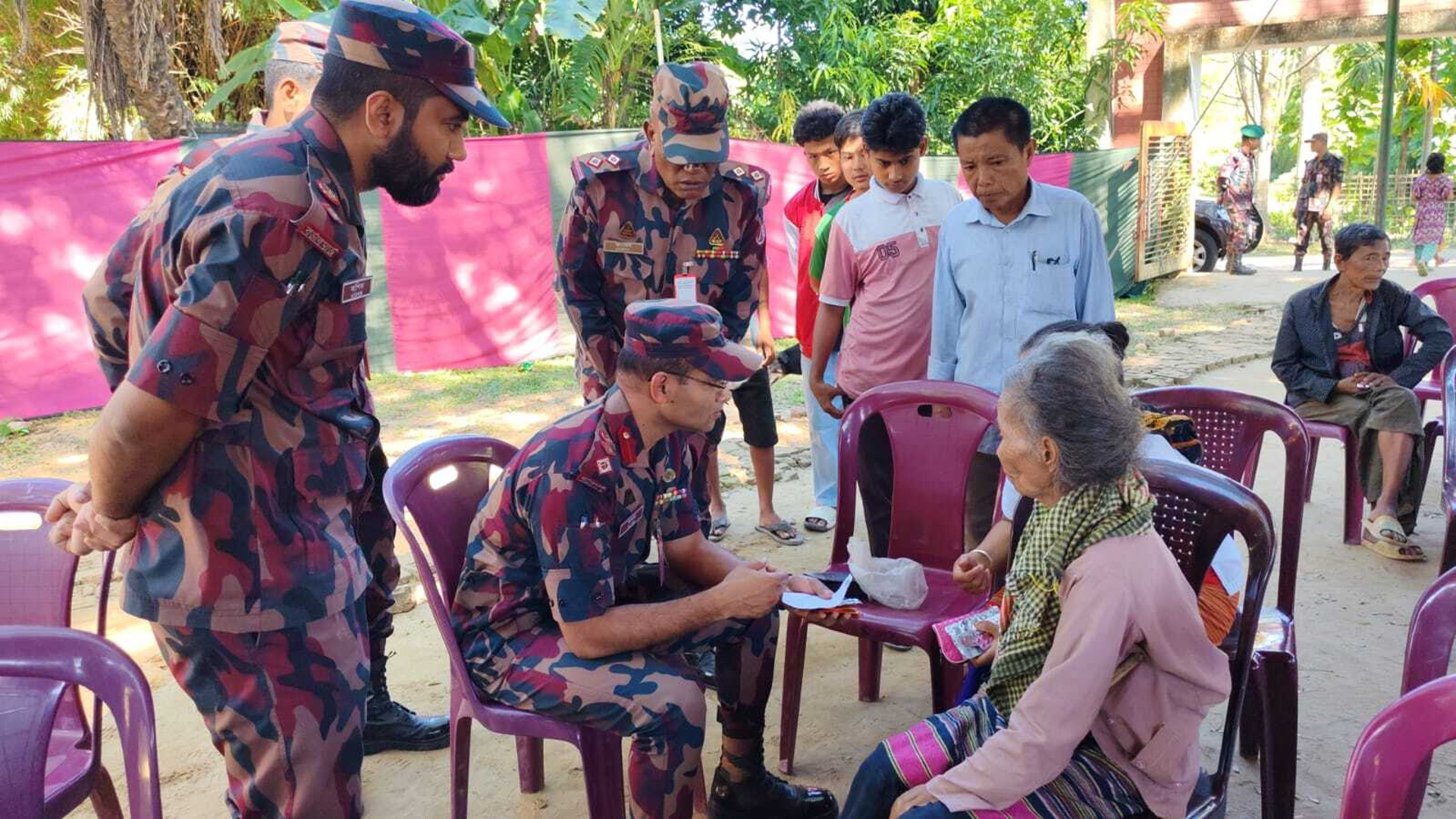 সীমান্তে মানবিকসেবায় ৩৪ বিজিবি: চিকিৎসা ও উপহার বিতরণ