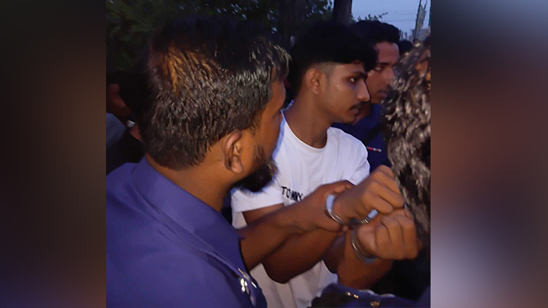 চেকপোস্টে মোটরসাইকেল থামাল পুলিশ, যুবকের কোমরে মিল