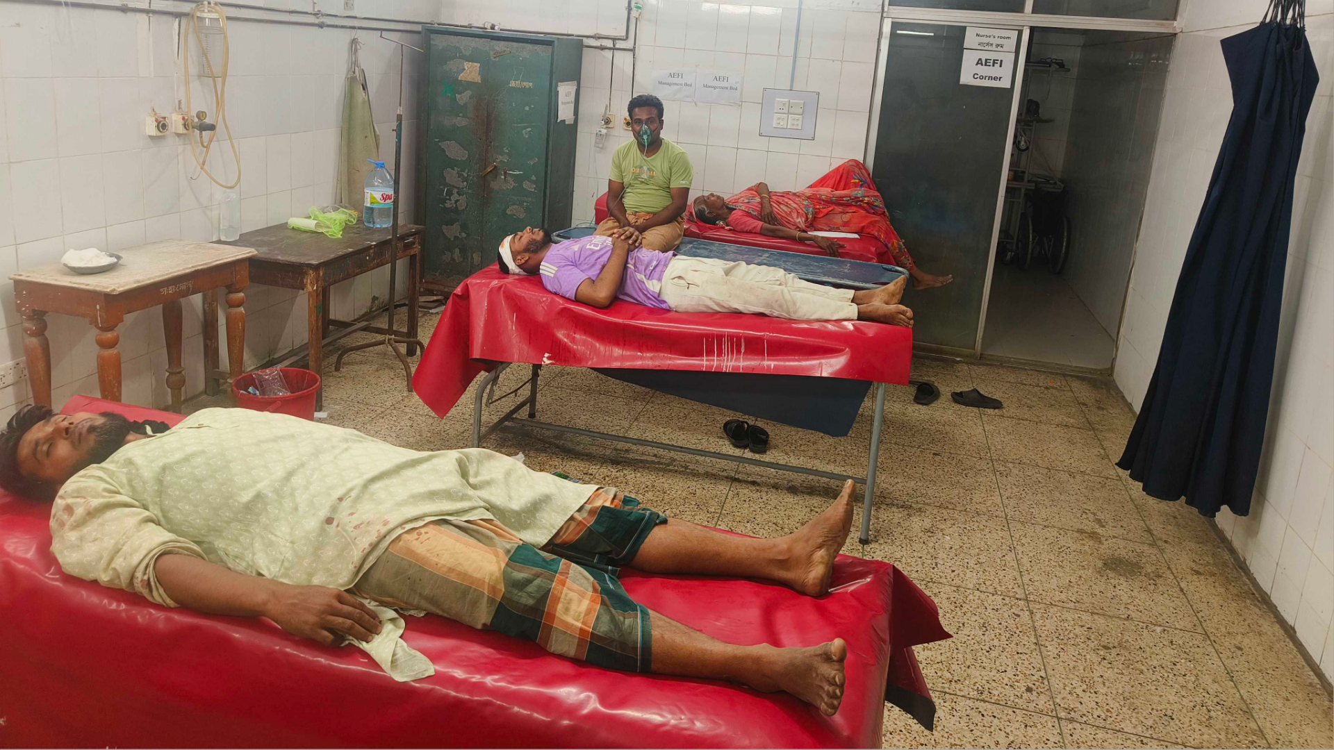 গোপালগঞ্জে তুচ্ছ ঘটনায় একই পরিবারের ৮ জনকে কুপিয়ে জখম