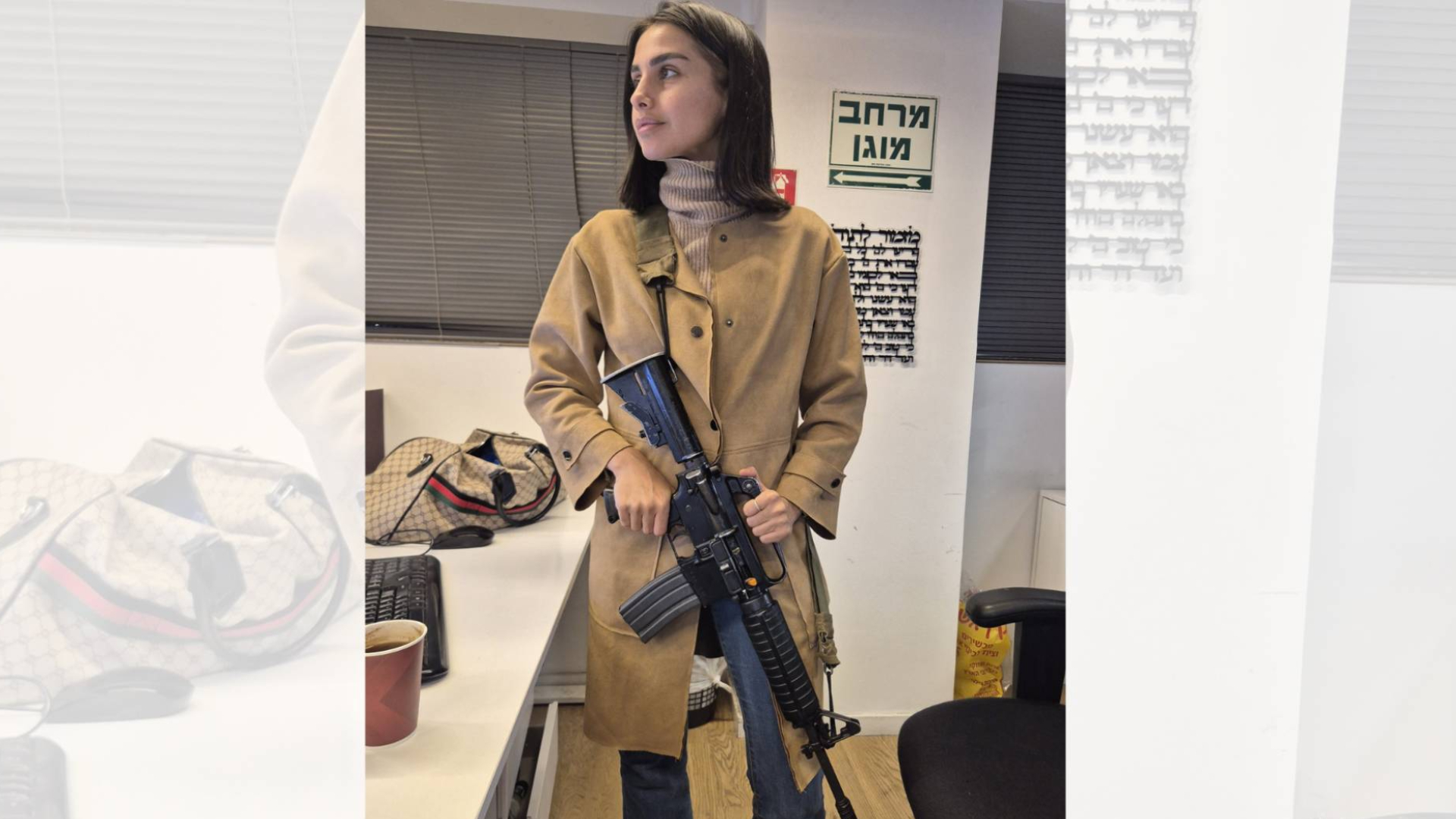 অফিসেই রাইফেল হাতে পোজ দিয়ে আলোচনায় ‘ইসরাইলি’ সাংবাদিক!