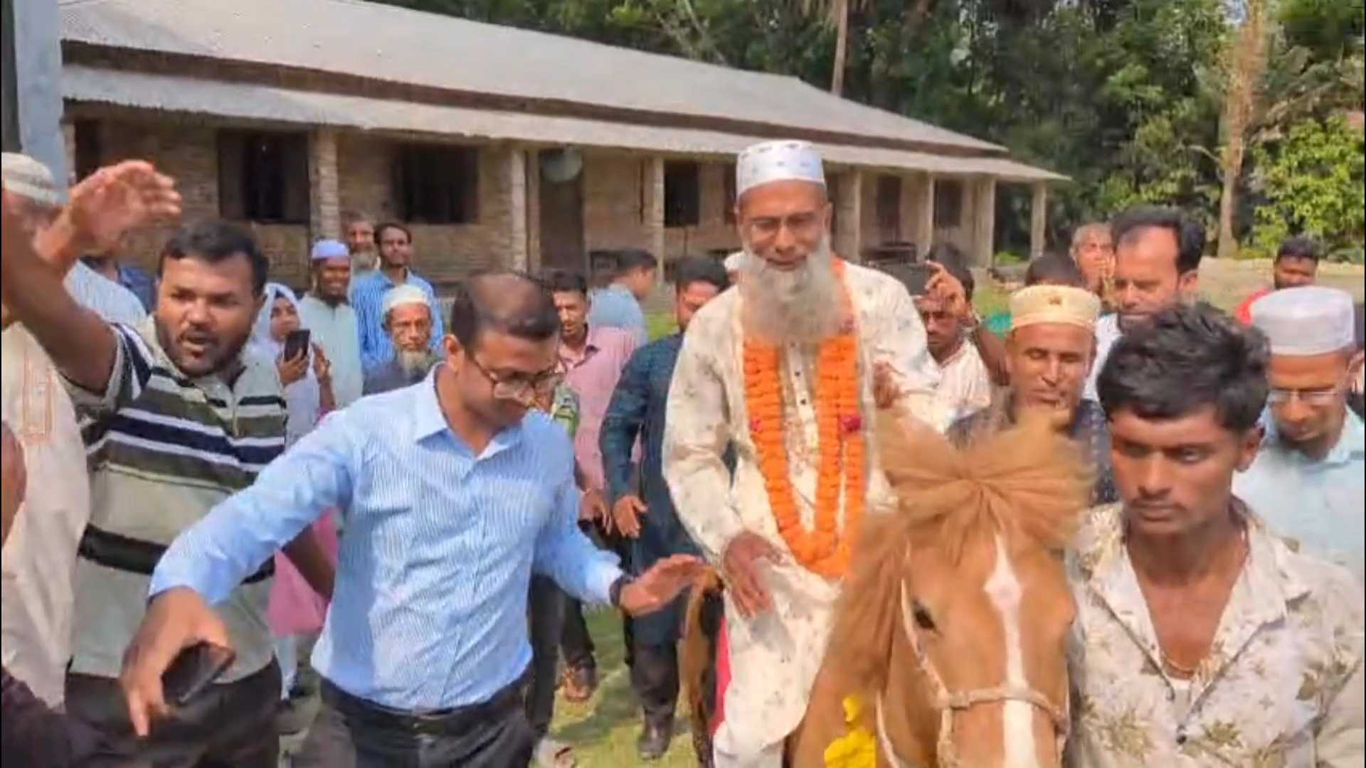 ৩৭ বছর শিক্ষকতা শেষে ঘোড়ায় চড়ে 'রাজকীয়' বিদায় ফোরকান তালুকদারের