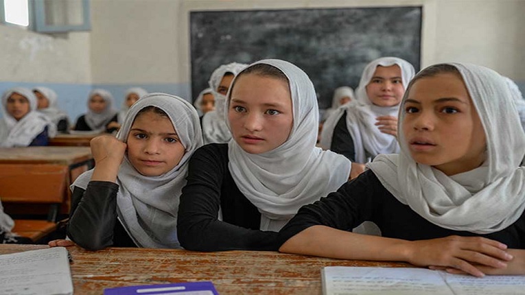 Yalangoch sportchilarning porno fotosuratlari Oq neylon kiygan yalangoch talabalar