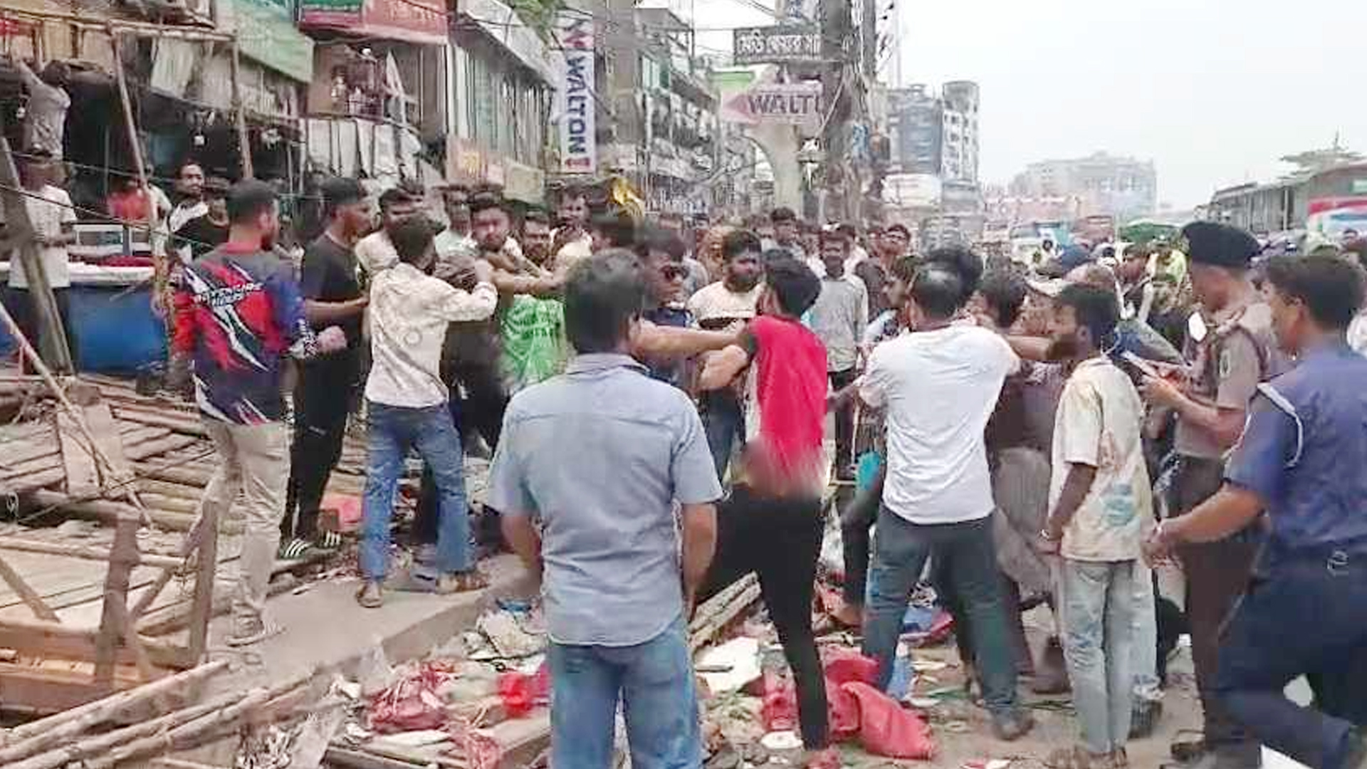 ঢাকা-চট্টগ্রাম মহাসড়কে উচ্ছেদ অভিযানে দুপক্ষের সংঘর্ষ, পুলিশের লাঠিচার্জ