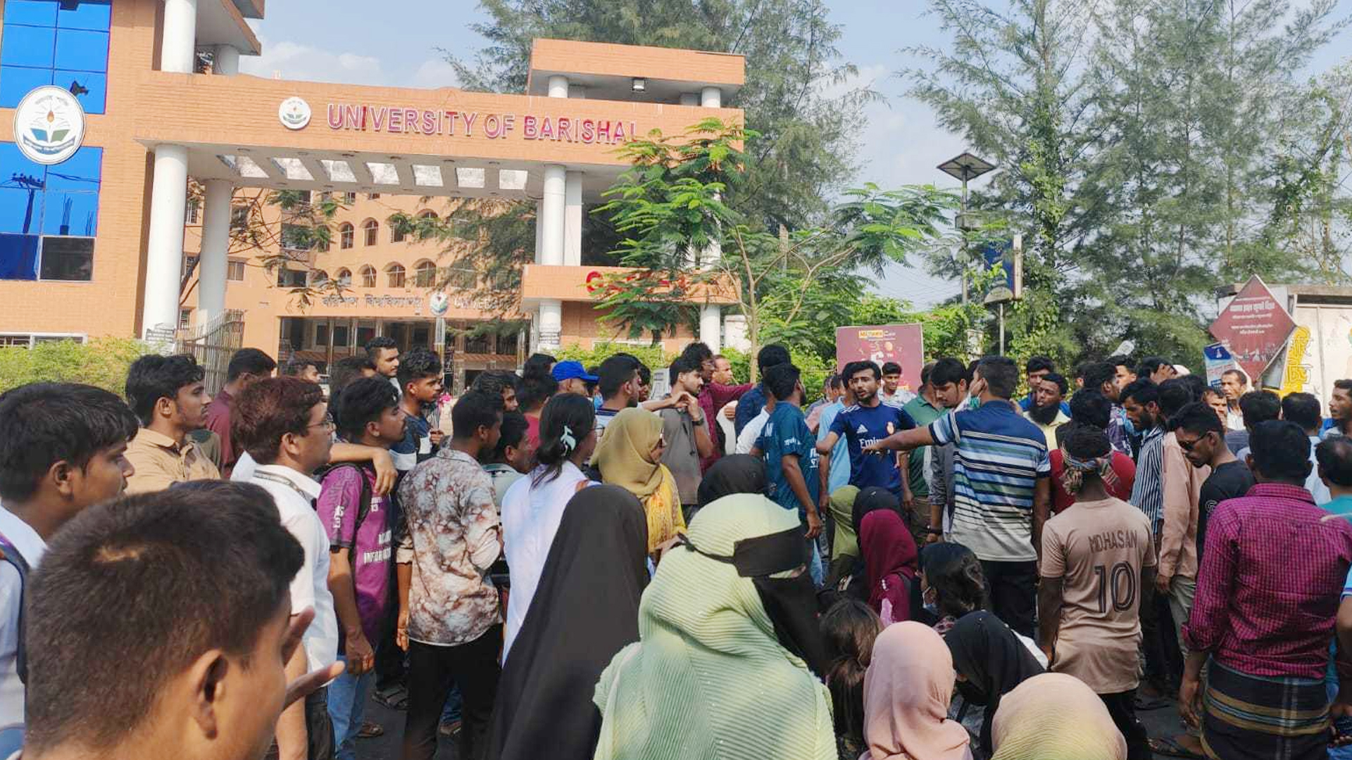 সমঝোতার পর অবশেষে সড়ক ছাড়লেন ববি শিক্ষার্থীরা