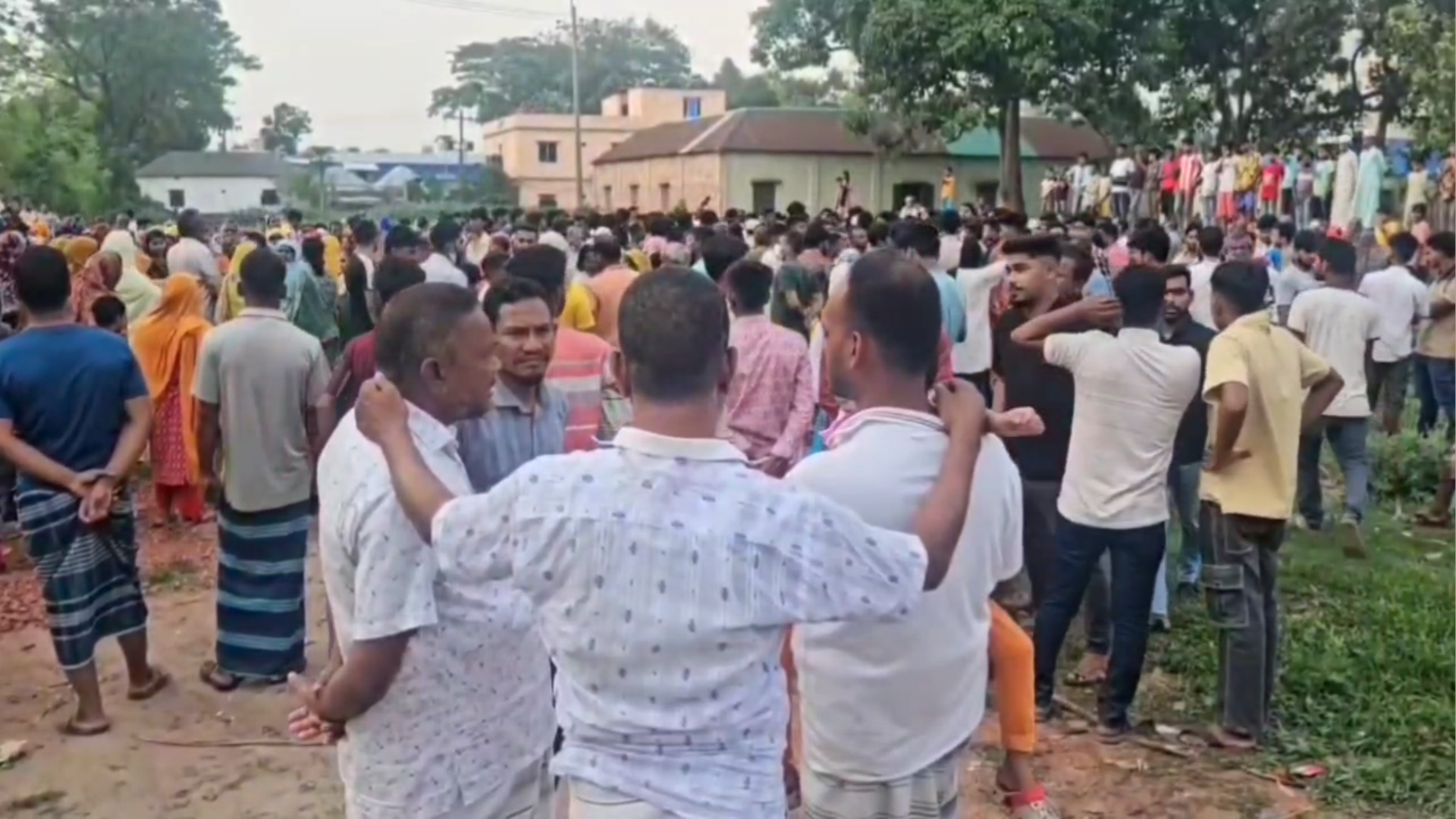 সাভারে মোবাইল ছিনতাইয়ের জেরে যুবককে কুপিয়ে হত্যা