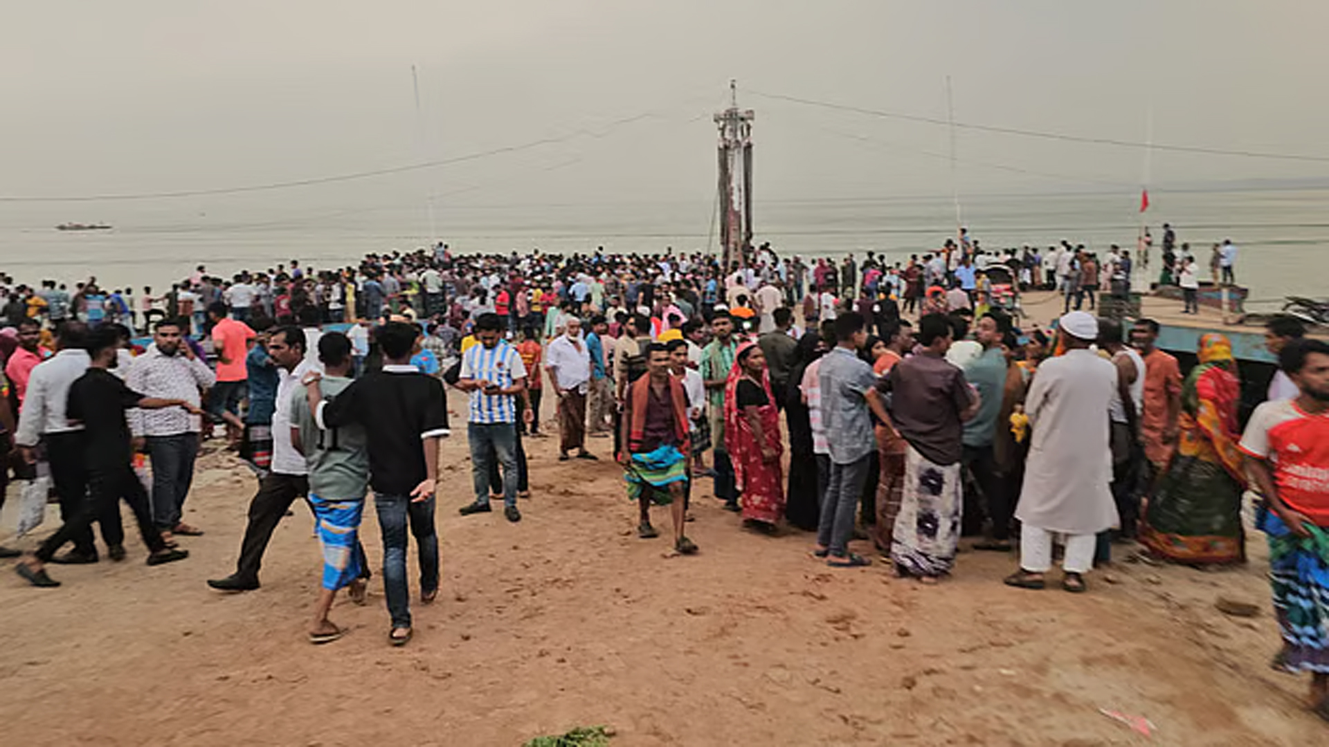 পদ্মায় পানির ৩০ ফুট নিচে সন্ধান মিলল বাসের