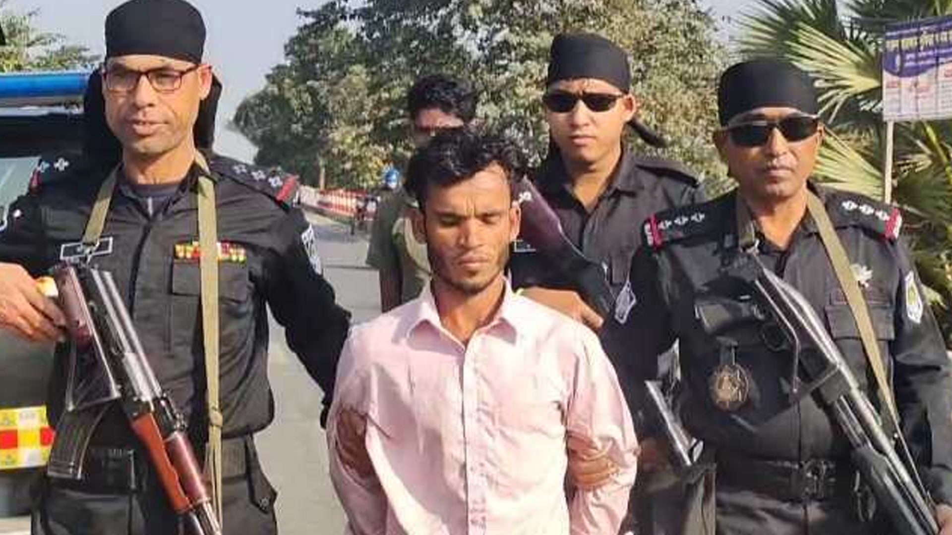 স্কুলব্যাগে শটগানের বুলেট, যুবক আটক