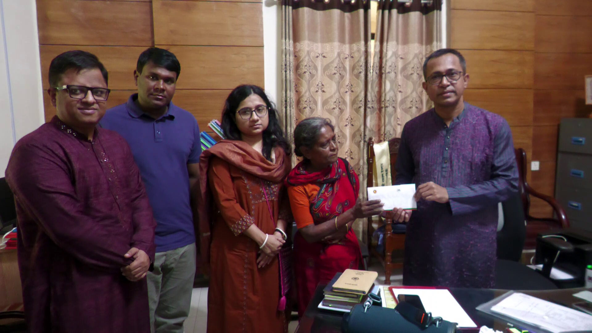 নজরুলের গান গেয়ে ভাইরাল সেই ‘দুখু বুবু’র পাশে প্রশাসন