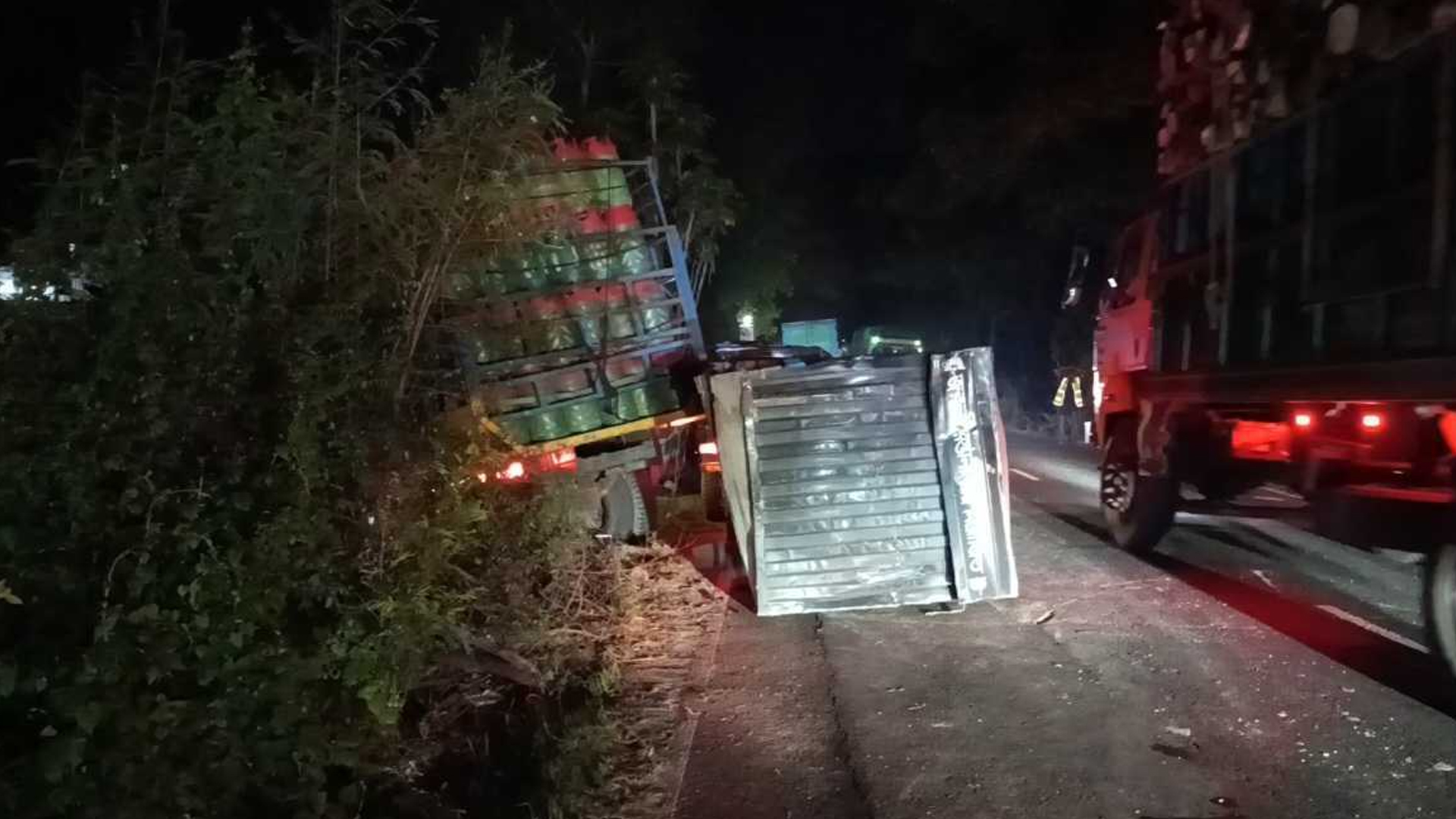 মাদারীপুরে ট্রাক-পিকআপের মুখোমুখি সংঘর্ষে নিহত ১