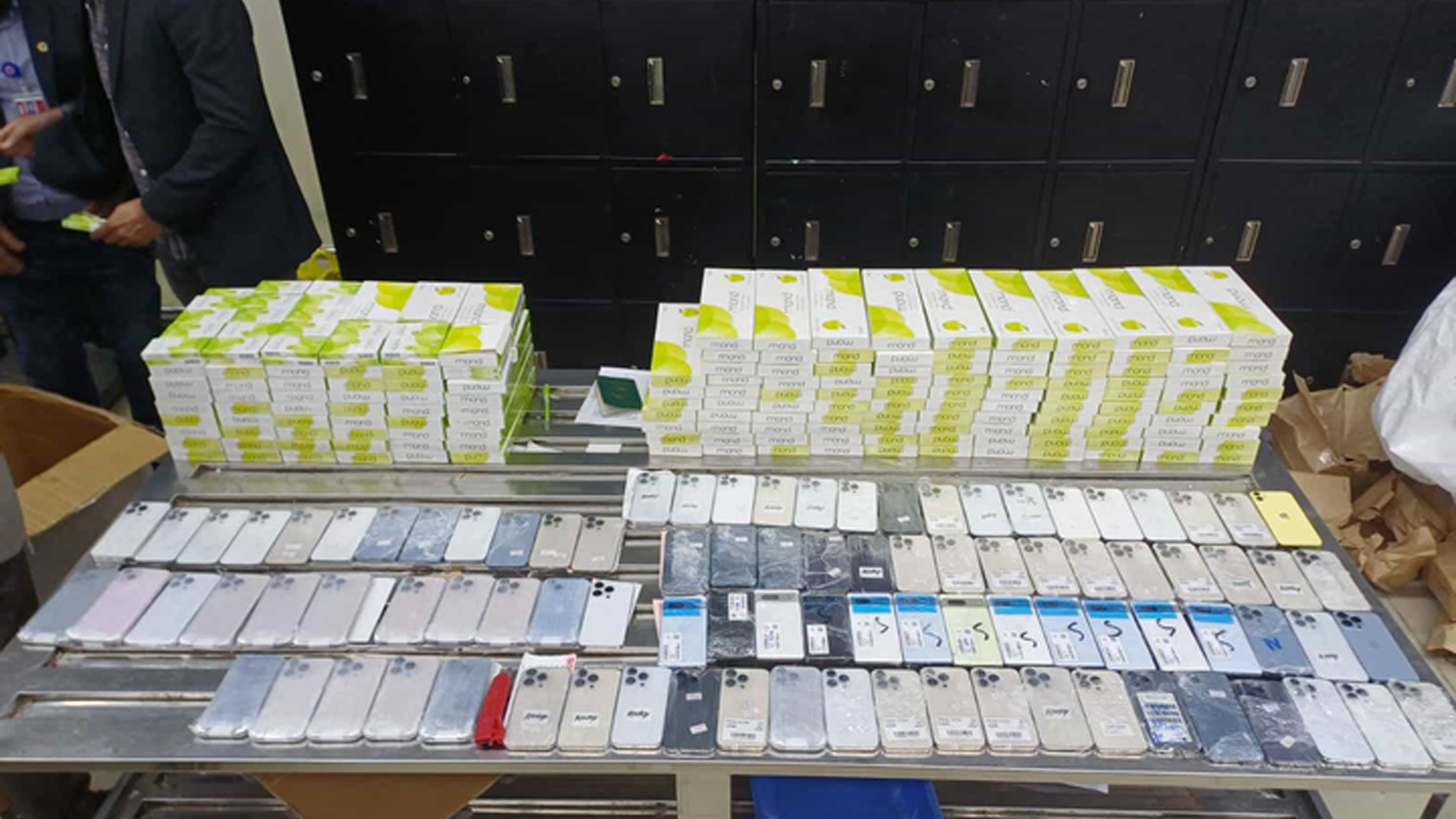 শাহজালাল বিমানবন্দরে ১০২ মুঠোফোনসহ ৪ নারী আটক