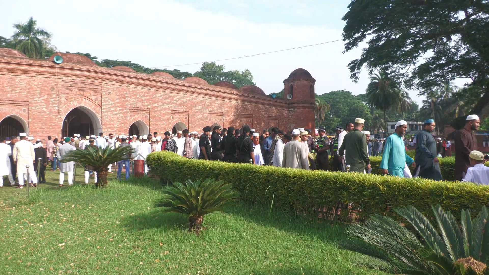 ষাটগম্বুজ মসজিদে তিন দফায় হলো ঈদের জামাত, মুসল্লিদের ঢল