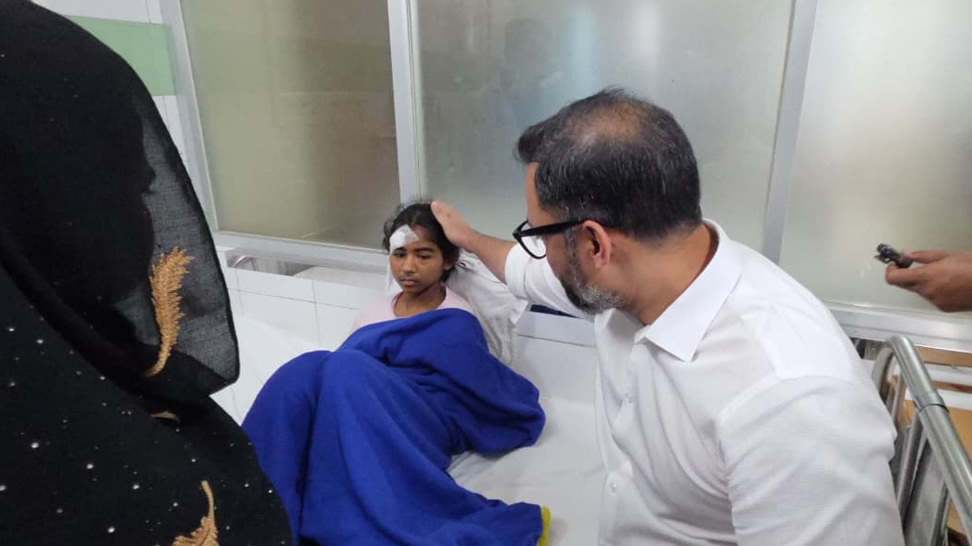 দুর্ঘটনার শিকার ক্ষুদে ফুটবলার সোহাদার পাশে ক্রীড়া প্রতিমন্ত্রী, চিকিৎসার পূর্ণ দায়িত্ব গ্রহণ
