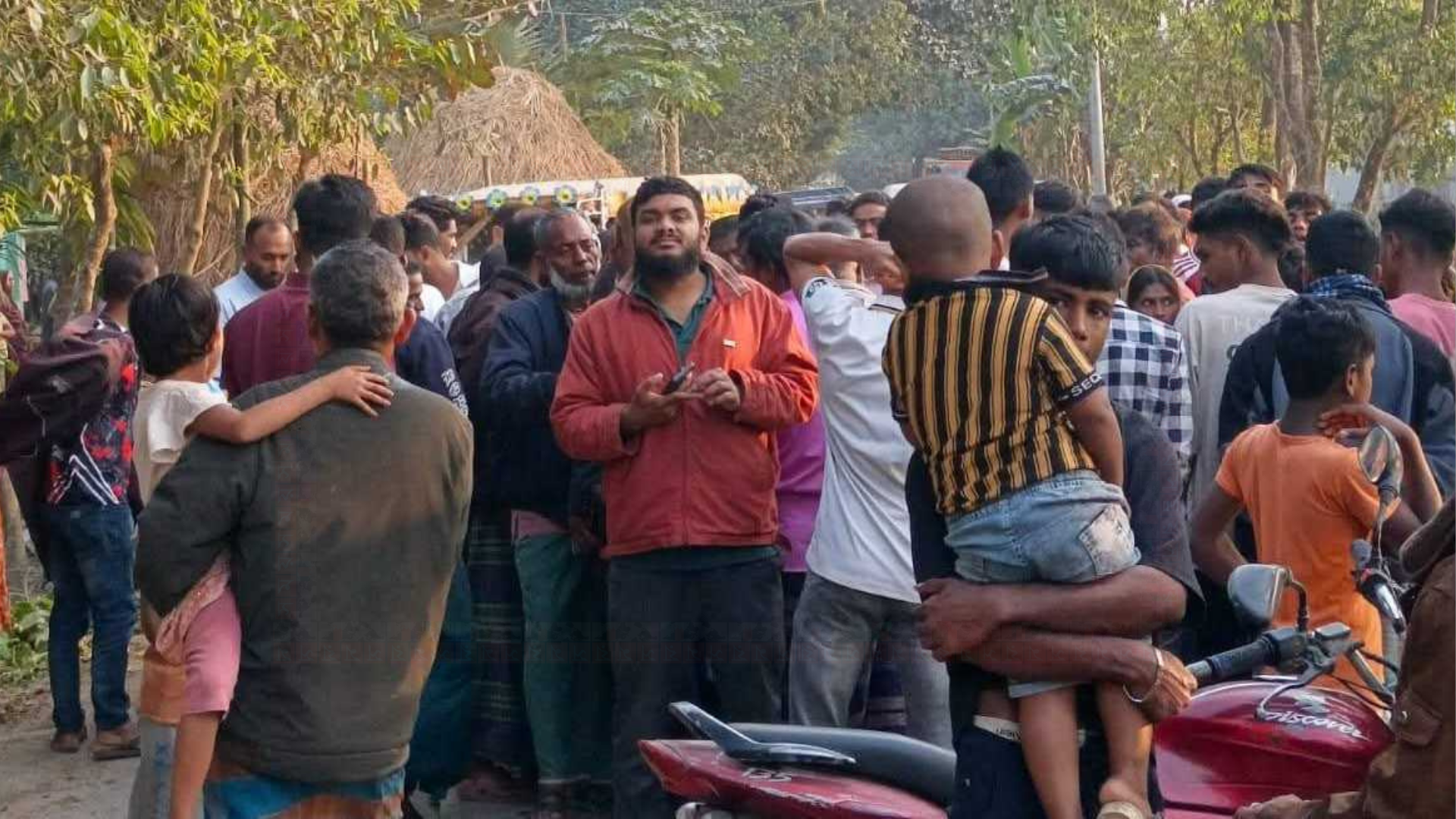 জামালপুরের মাদারগঞ্জ উপজেলায় দুর্ঘটনাস্থলে উৎসুক জনতার ভিড়। ছবি: সময় সংবাদ