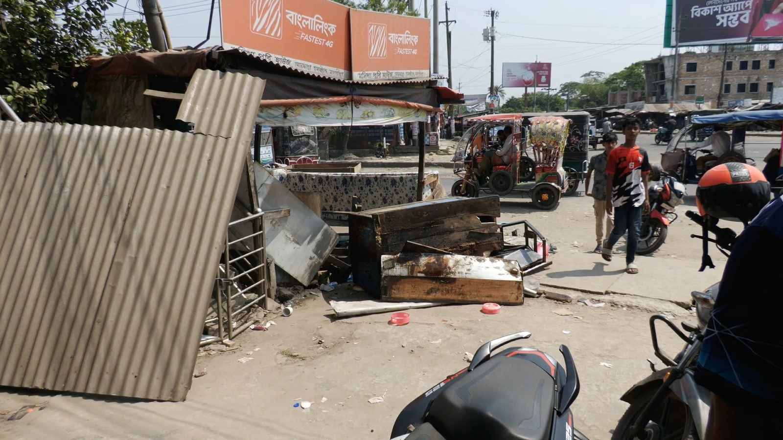 মাদারীপুরে দুপক্ষের তুমুল সংঘর্ষ, অর্ধশত ককটেল বিস্ফোরণ